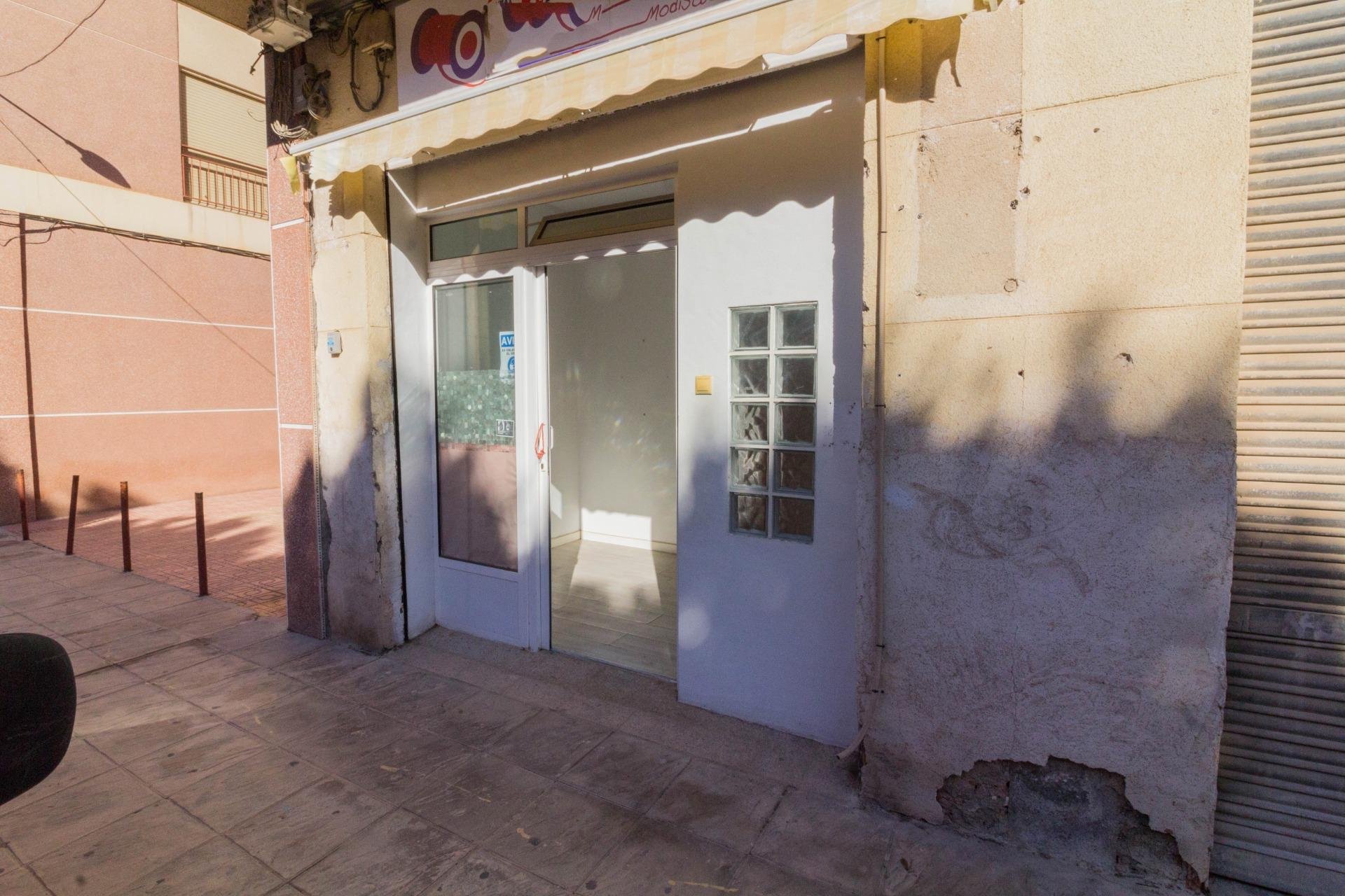 Alquiler a largo plazo - Local comercial - Orihuela - Barrio de la Ocarasa