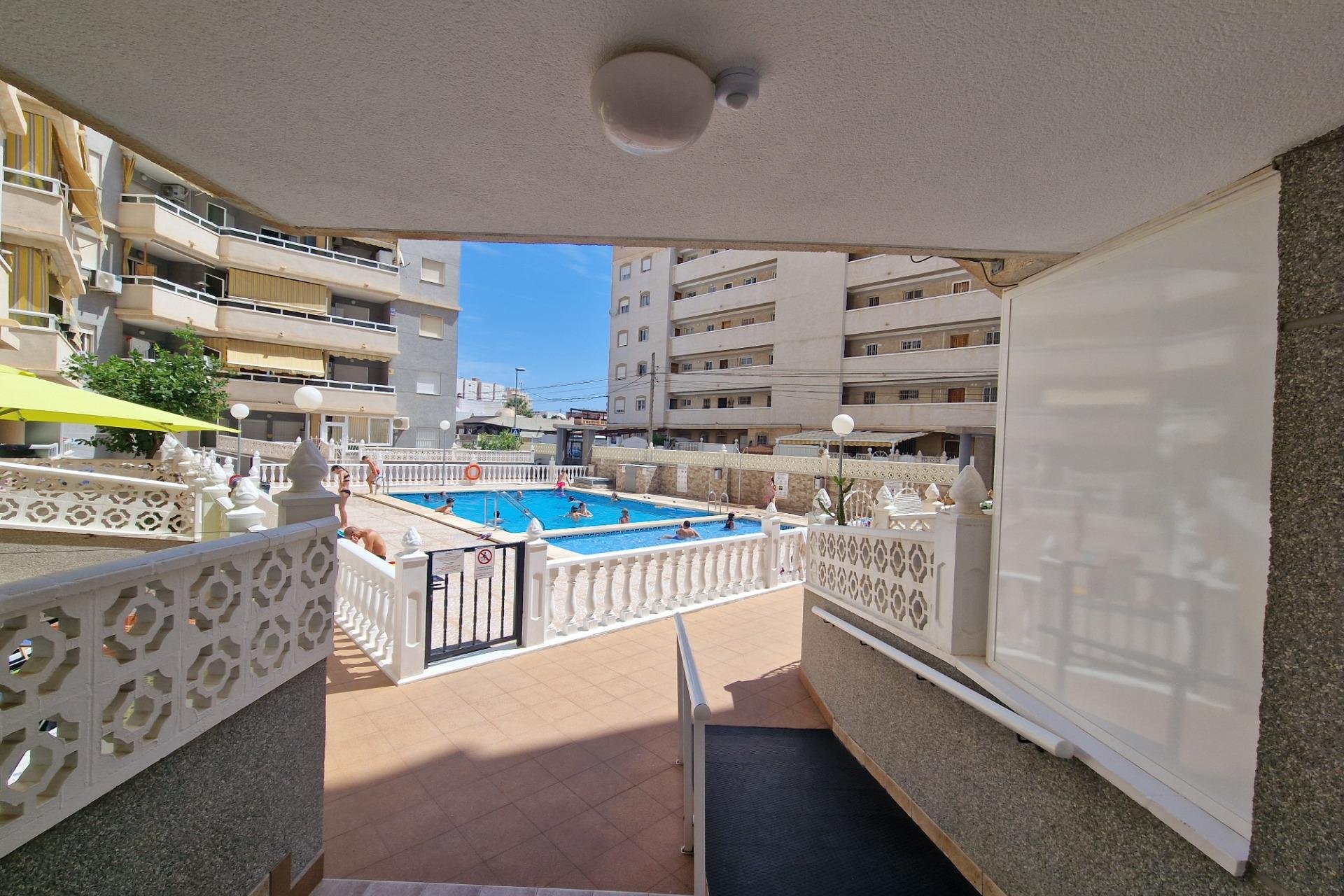 Resale - Apartamento - Torrevieja - Calas blanca