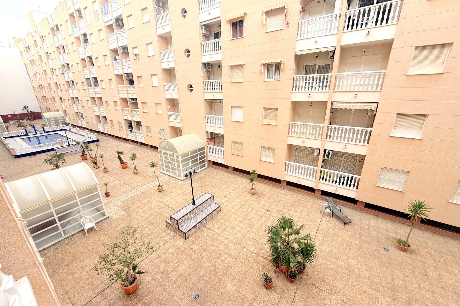 Resale - Apartamento - Torrevieja - Estacion de autobuses