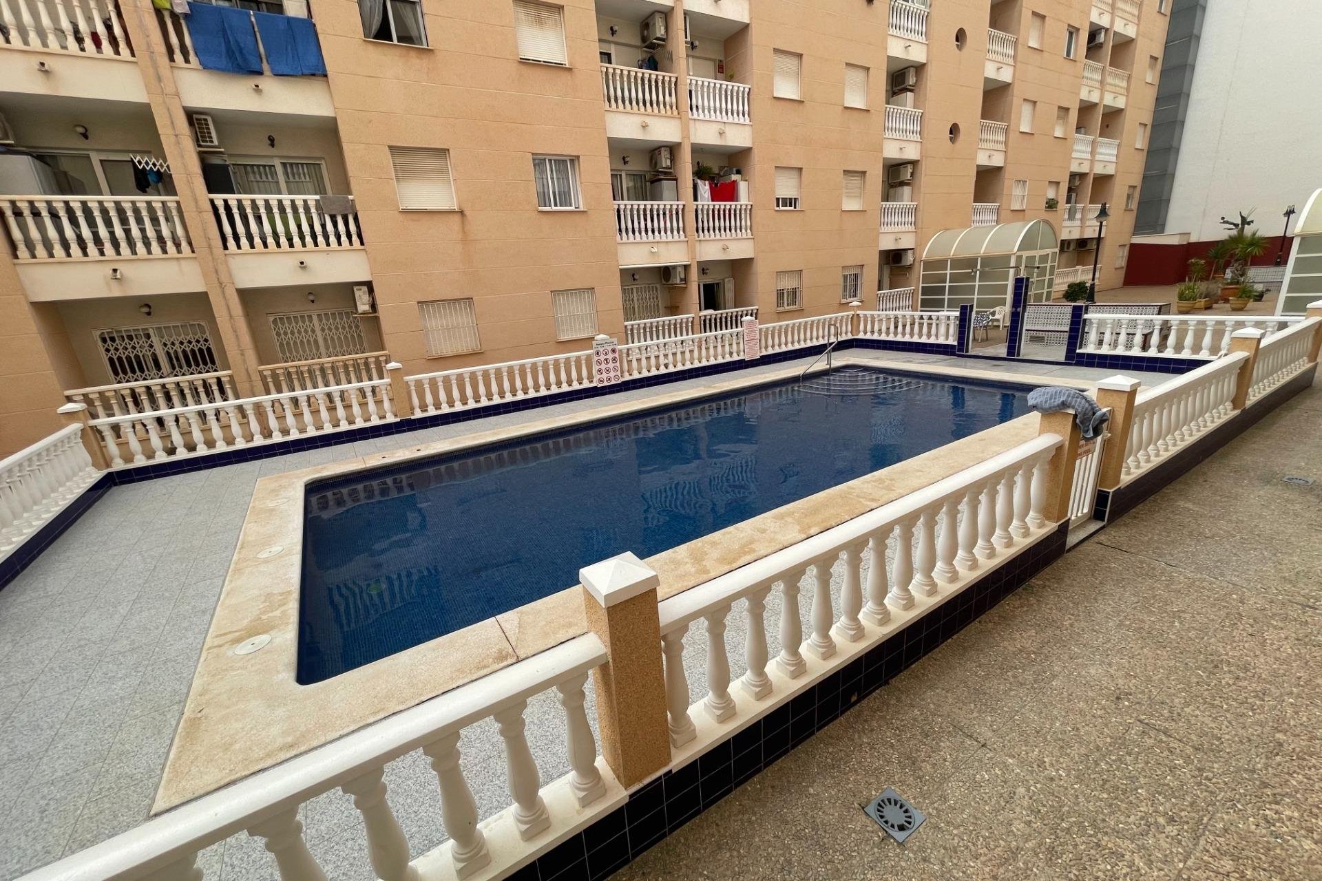 Resale - Apartamento - Torrevieja - Estacion de autobuses