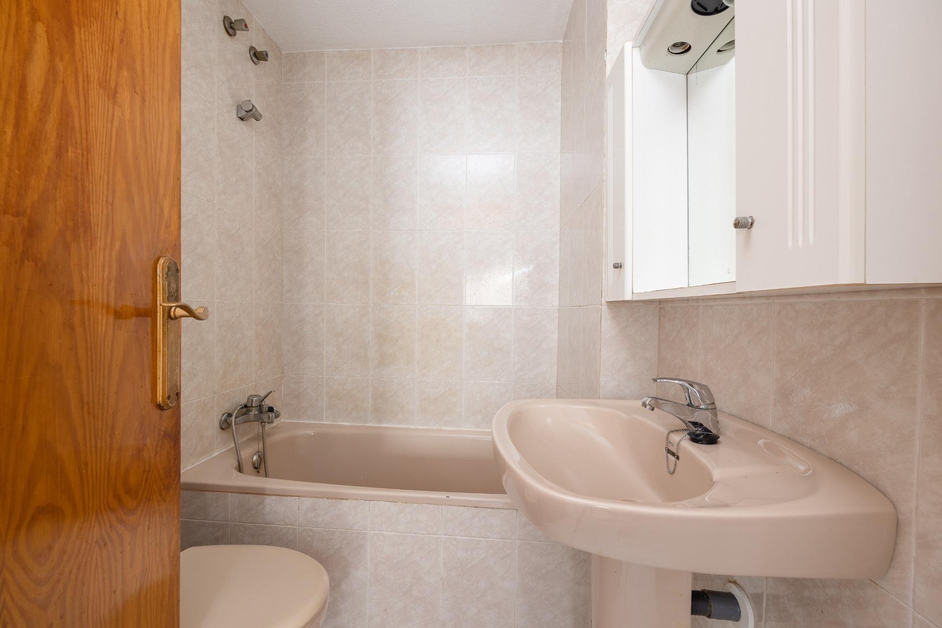 Resale - Apartamento - Torrevieja - Paseo maritimo