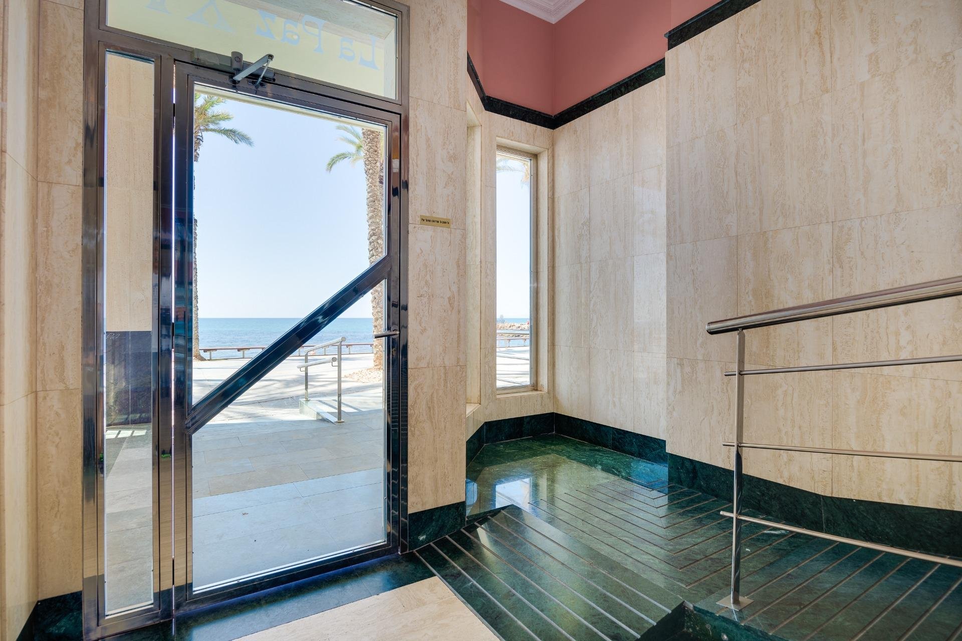 Resale - Apartamento - Torrevieja - Paseo maritimo