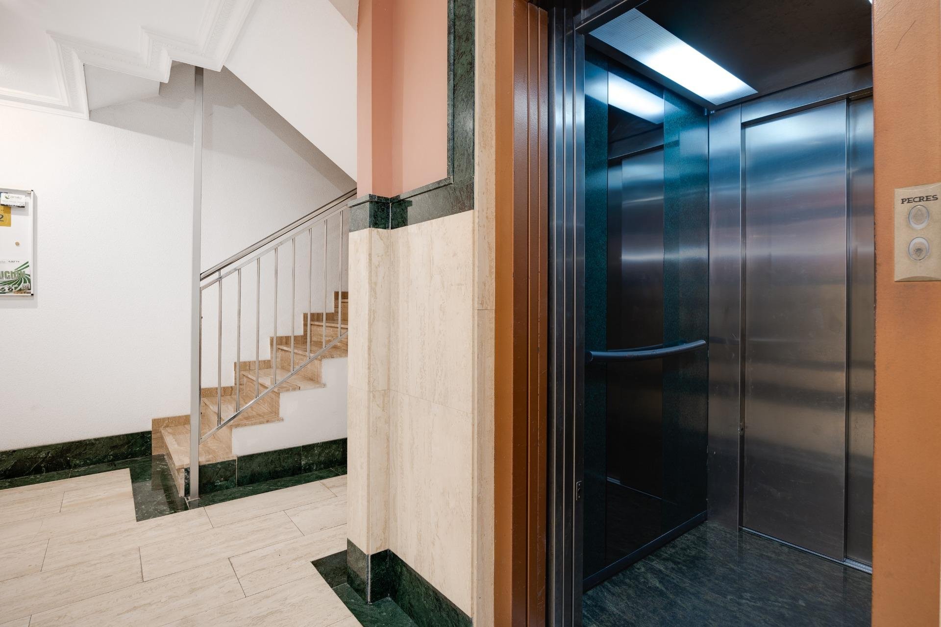 Resale - Apartamento - Torrevieja - Paseo maritimo