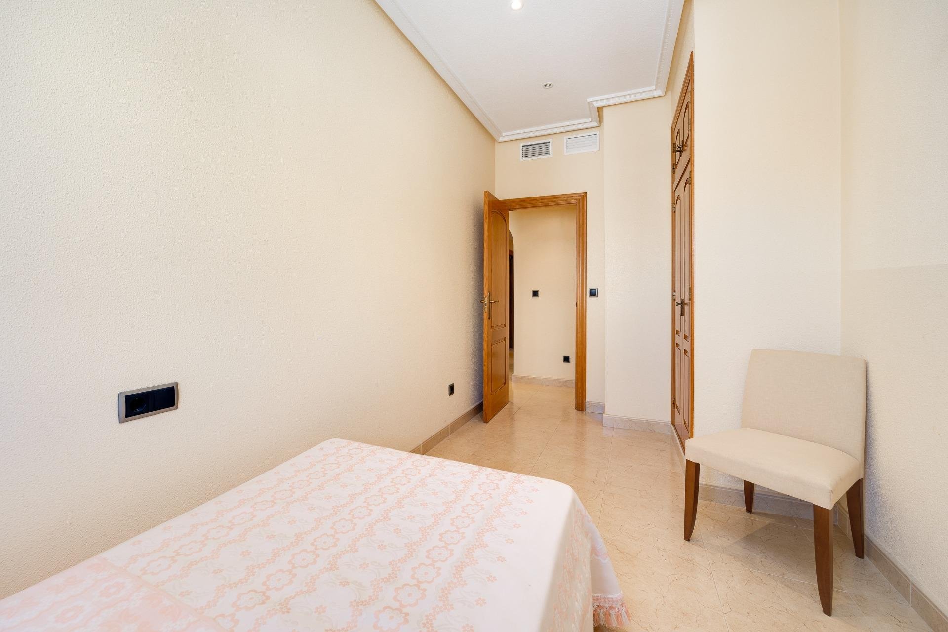 Resale - Apartamento - Torrevieja - Paseo maritimo