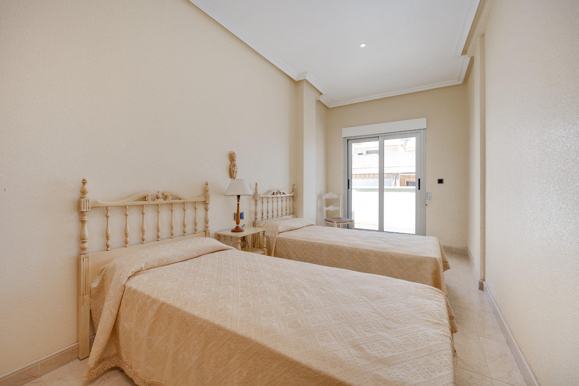 Resale - Apartamento - Torrevieja - Paseo maritimo