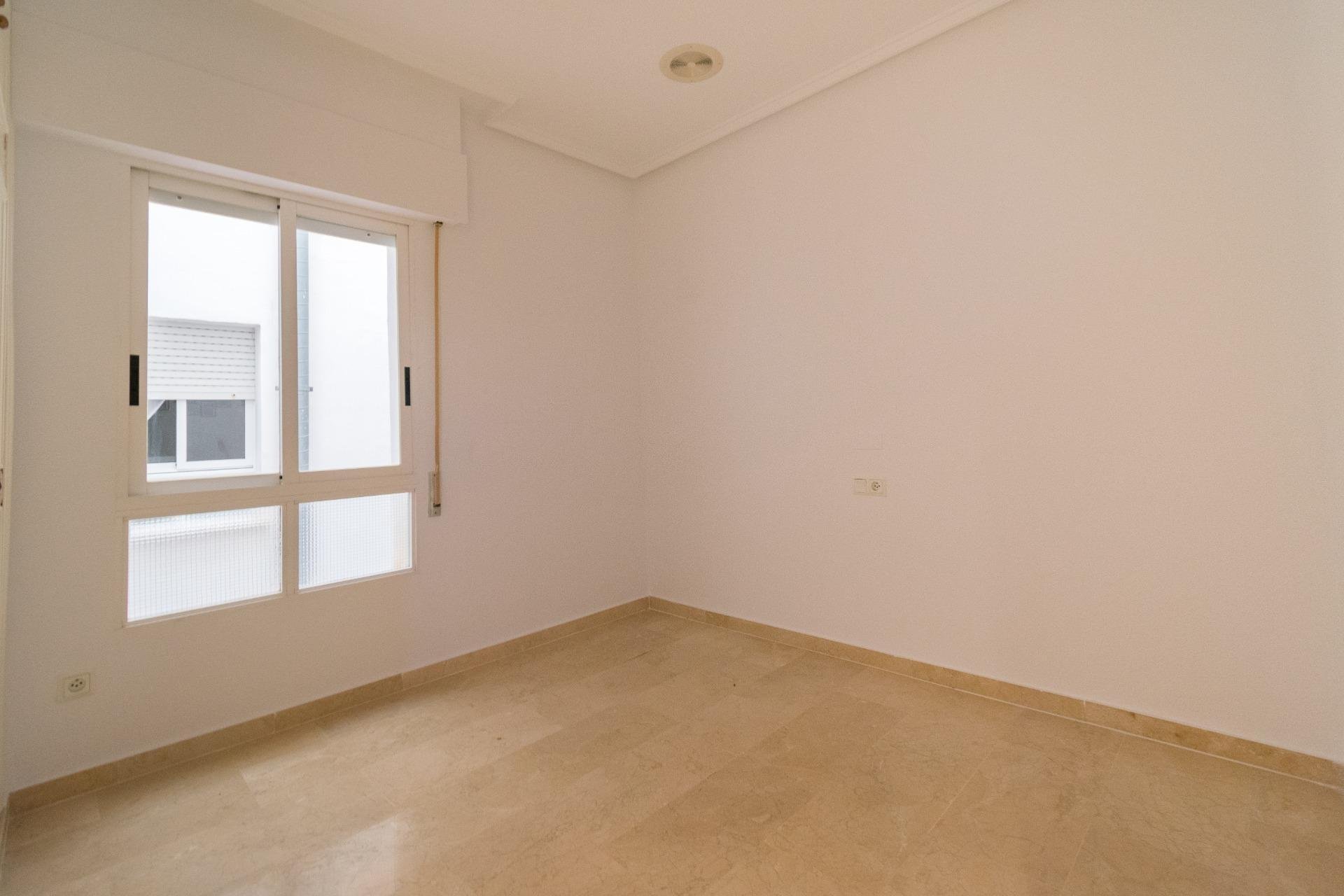 Resale - Apartamento - Torrevieja - Paseo maritimo