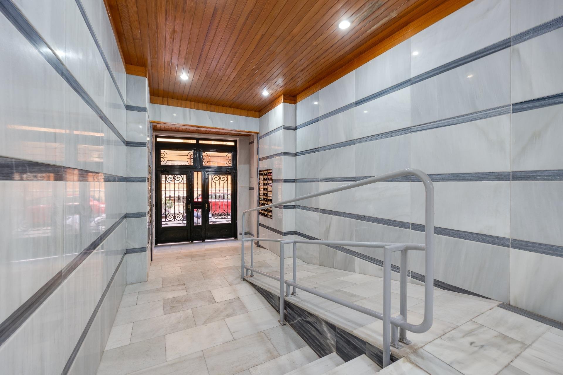 Resale - Apartamento - Torrevieja - Playa de los Locos