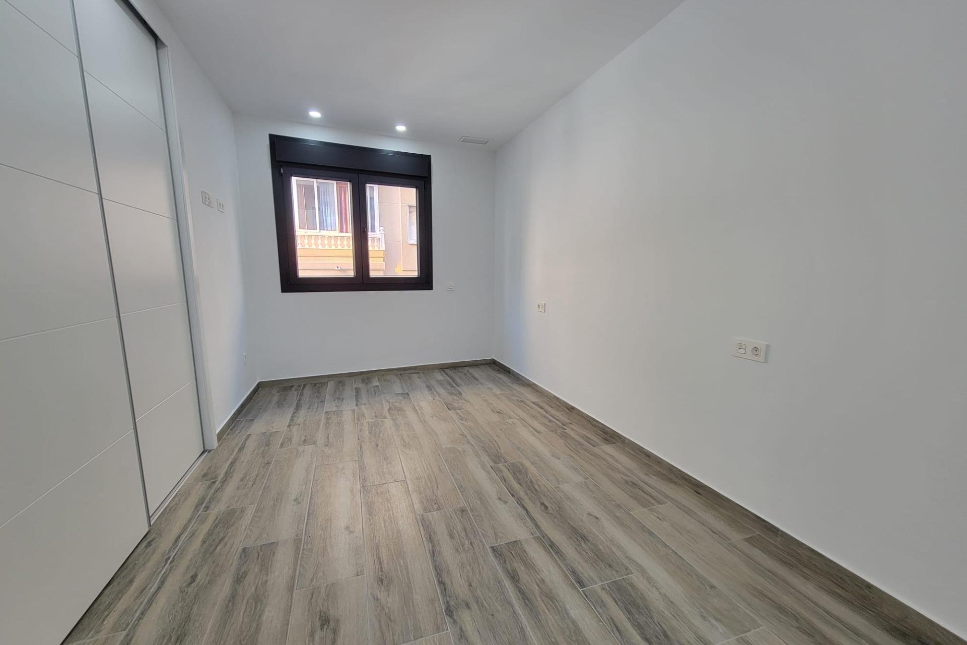 Resale - Apartamento - Torrevieja - Playa del Cura