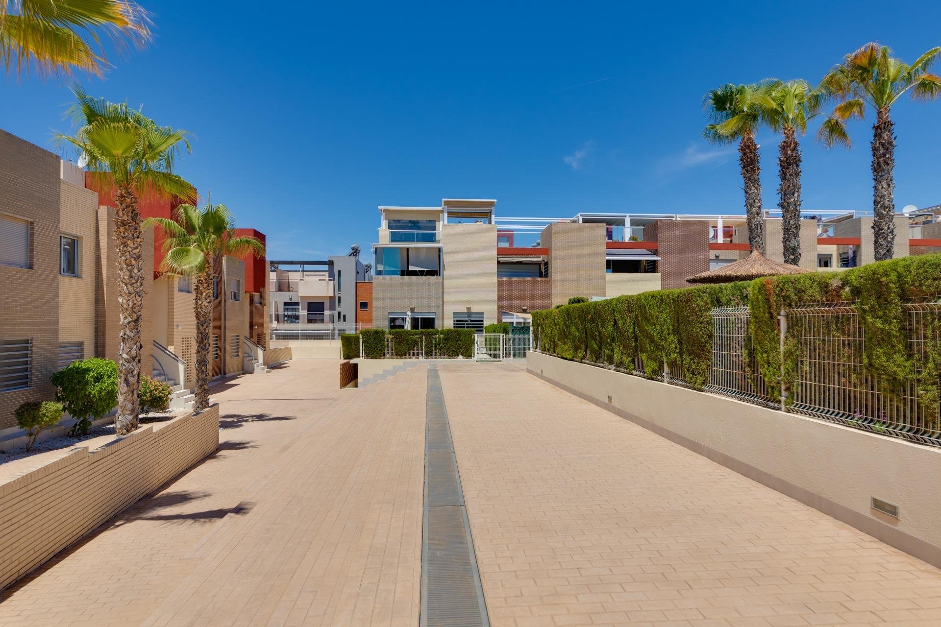 Resale - Bungalow Planta Baja - Torrevieja - Sector 25