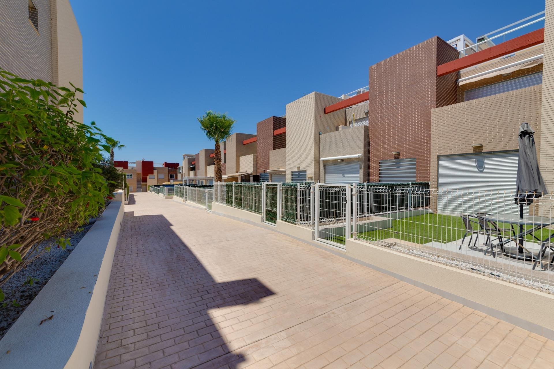 Resale - Bungalow Planta Baja - Torrevieja - Sector 25