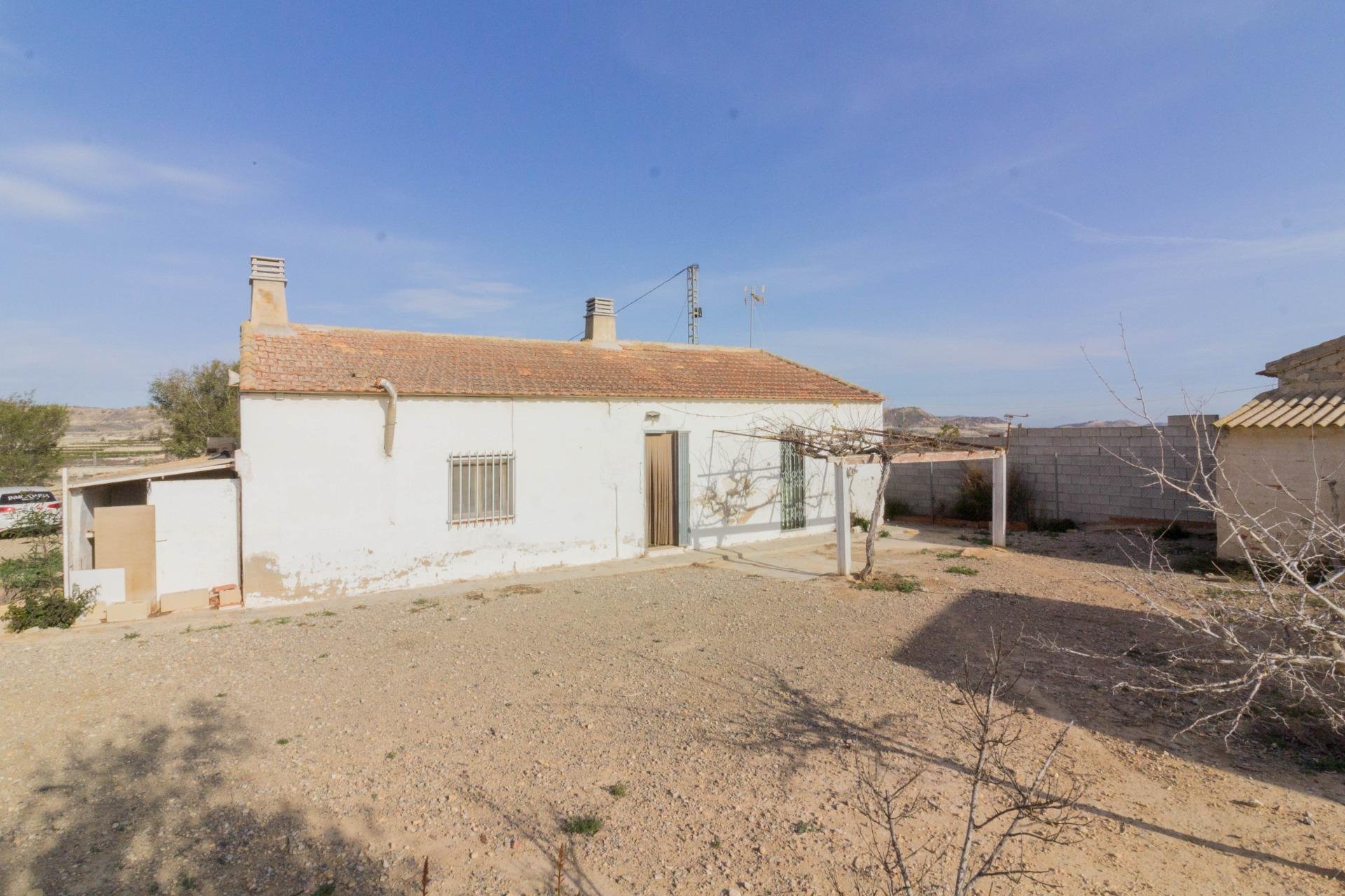 Resale - Casa con terreno - Orihuela - Desamparados-Hurchillo-Torremendo