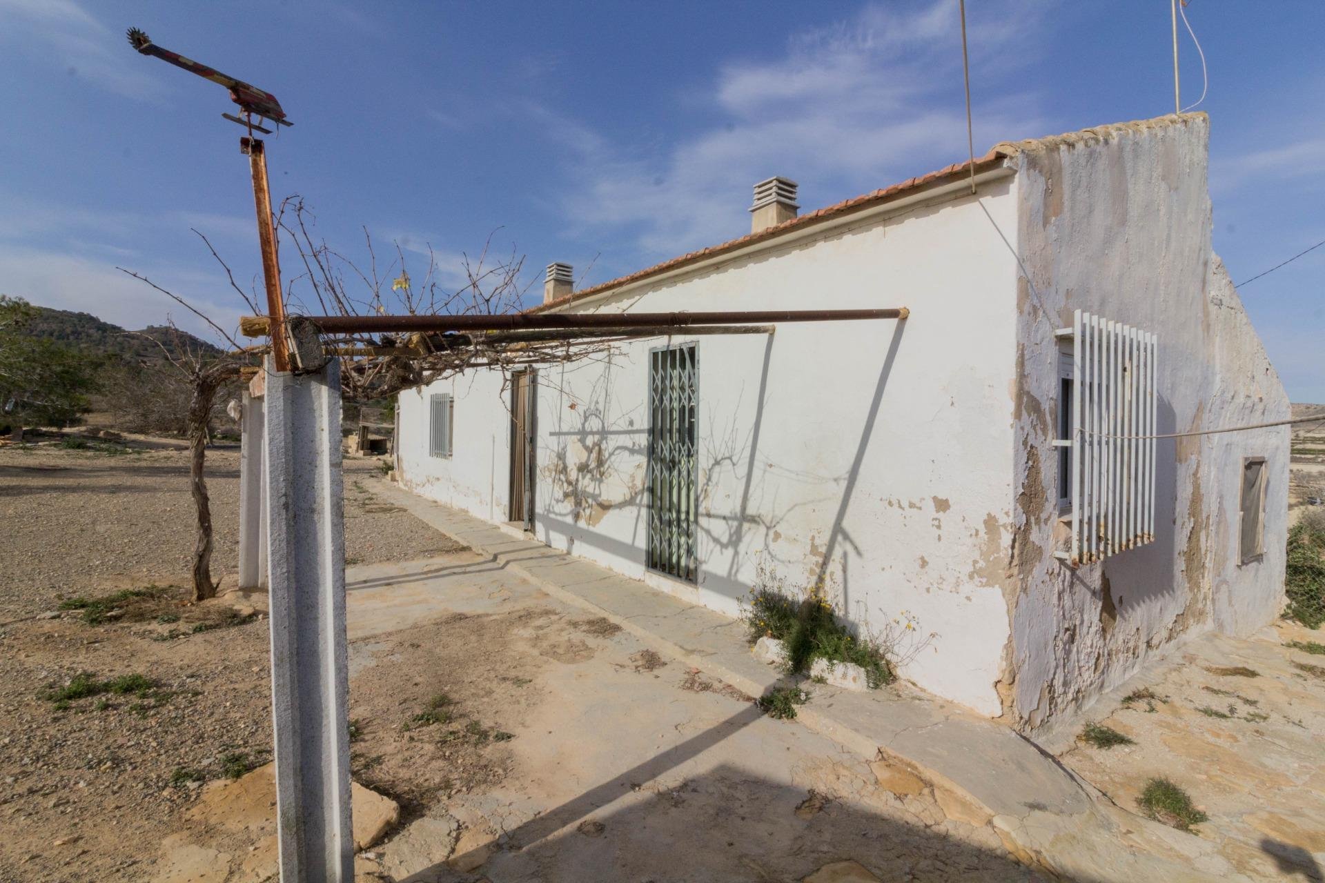 Resale - Casa con terreno - Orihuela - Desamparados-Hurchillo-Torremendo