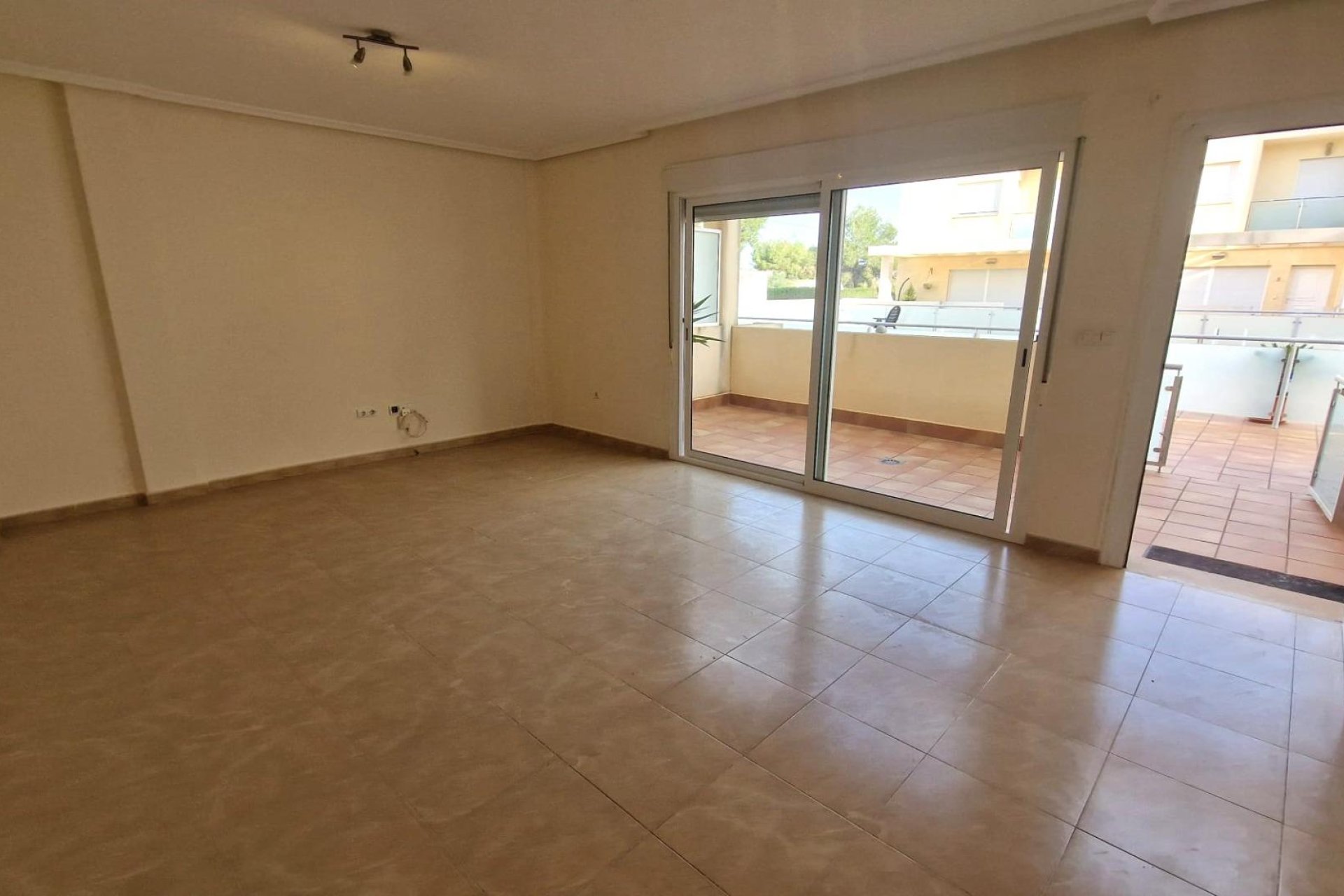 Resale - Casa Tipo Dúplex - Los Montesinos - La herrada