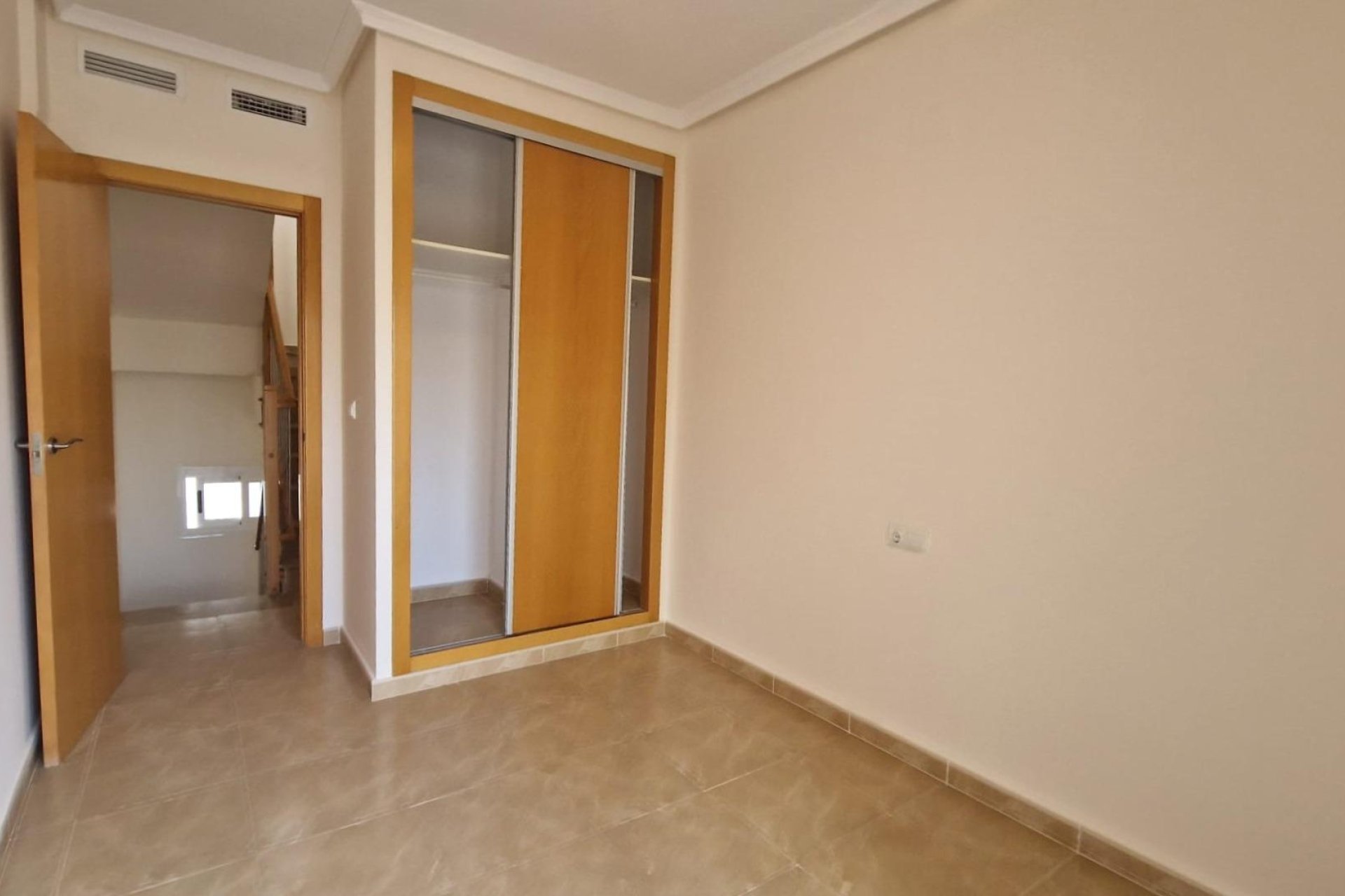 Resale - Casa Tipo Dúplex - Los Montesinos - La herrada