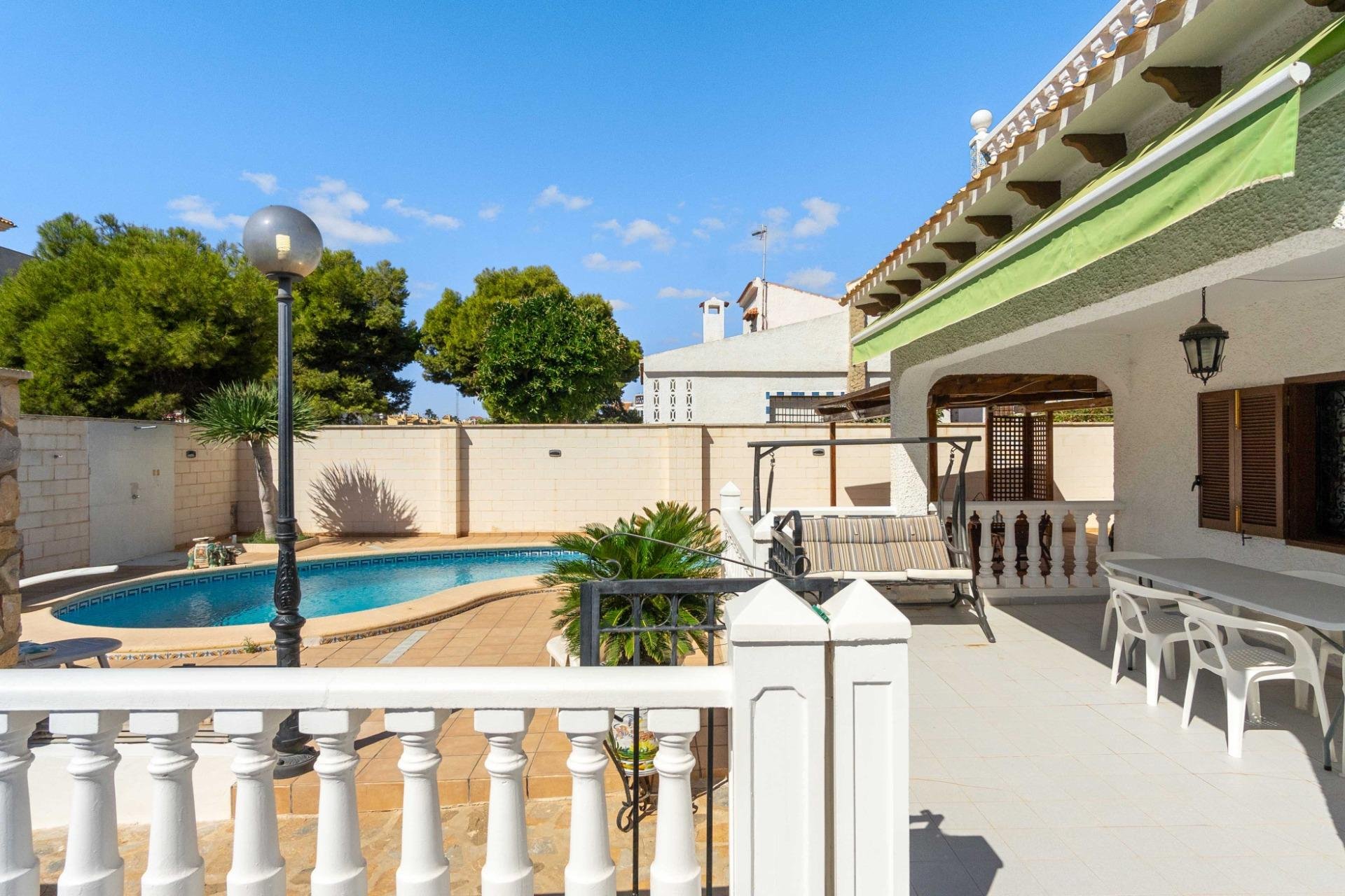 Resale - Chalet - Orihuela Costa - La Zenia