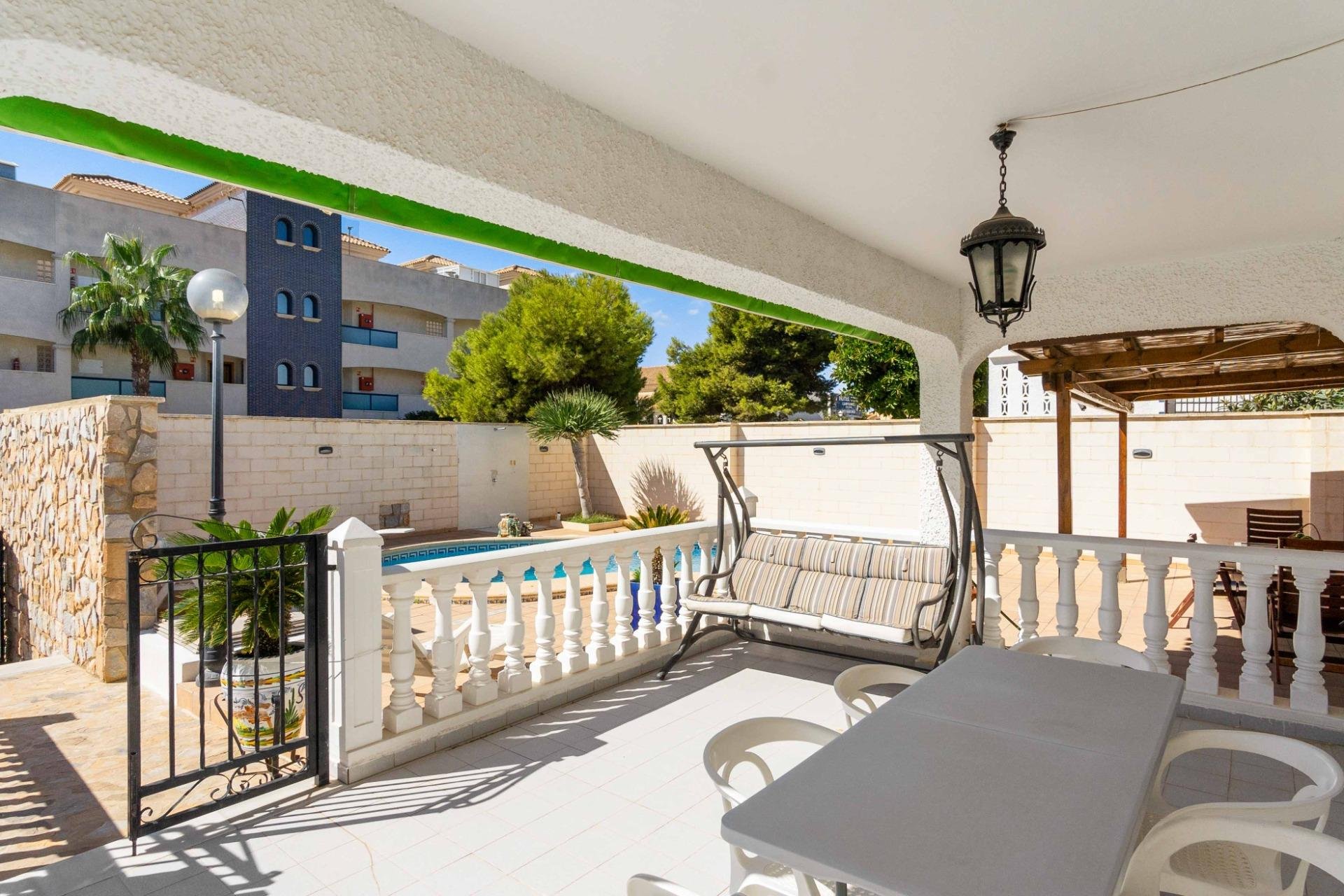 Resale - Chalet - Orihuela Costa - La Zenia