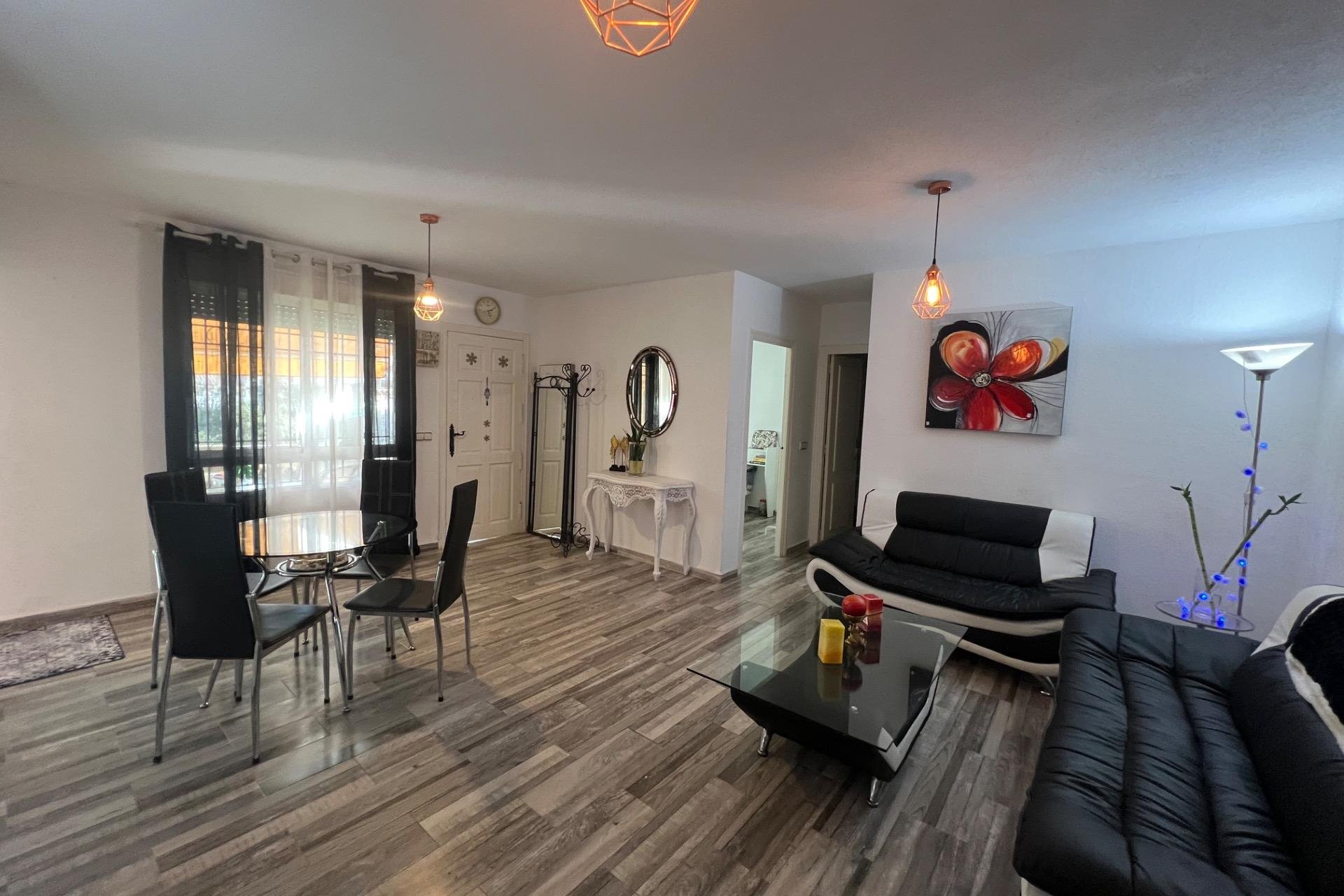Resale - Chalet - Torrevieja - Aguas Nuevas