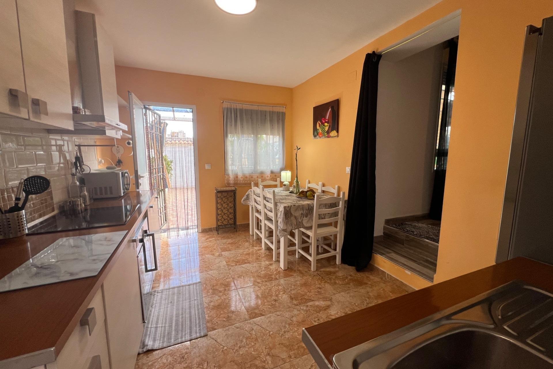 Resale - Chalet - Torrevieja - Aguas Nuevas