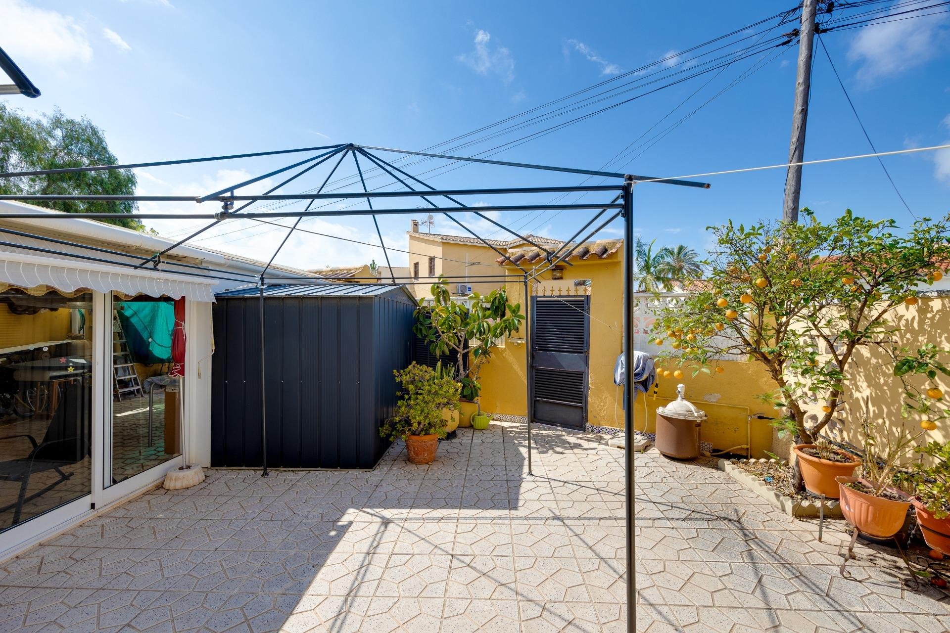 Resale - Chalet - Torrevieja - Aguas Nuevas