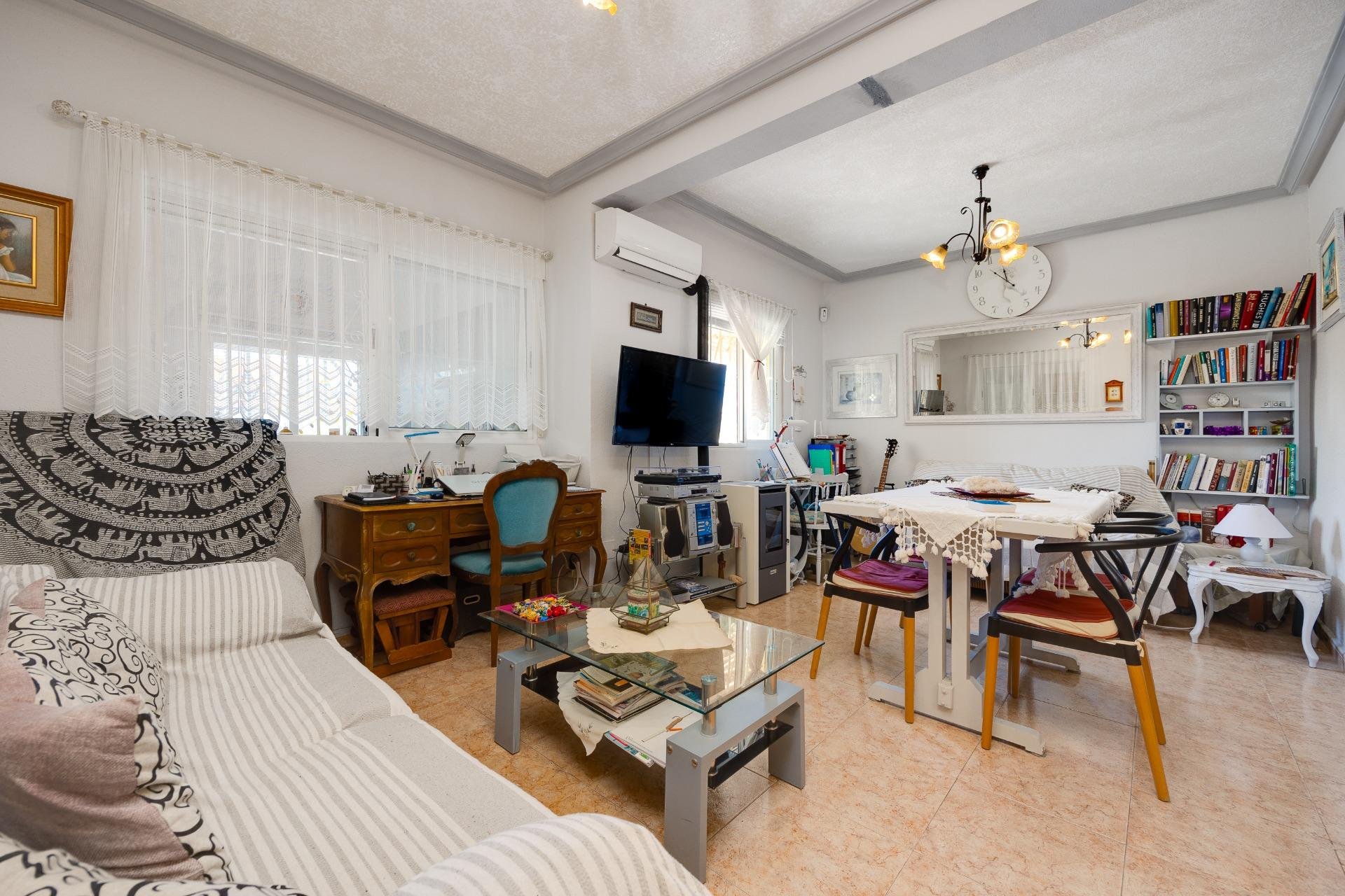 Resale - Chalet - Torrevieja - Aguas Nuevas