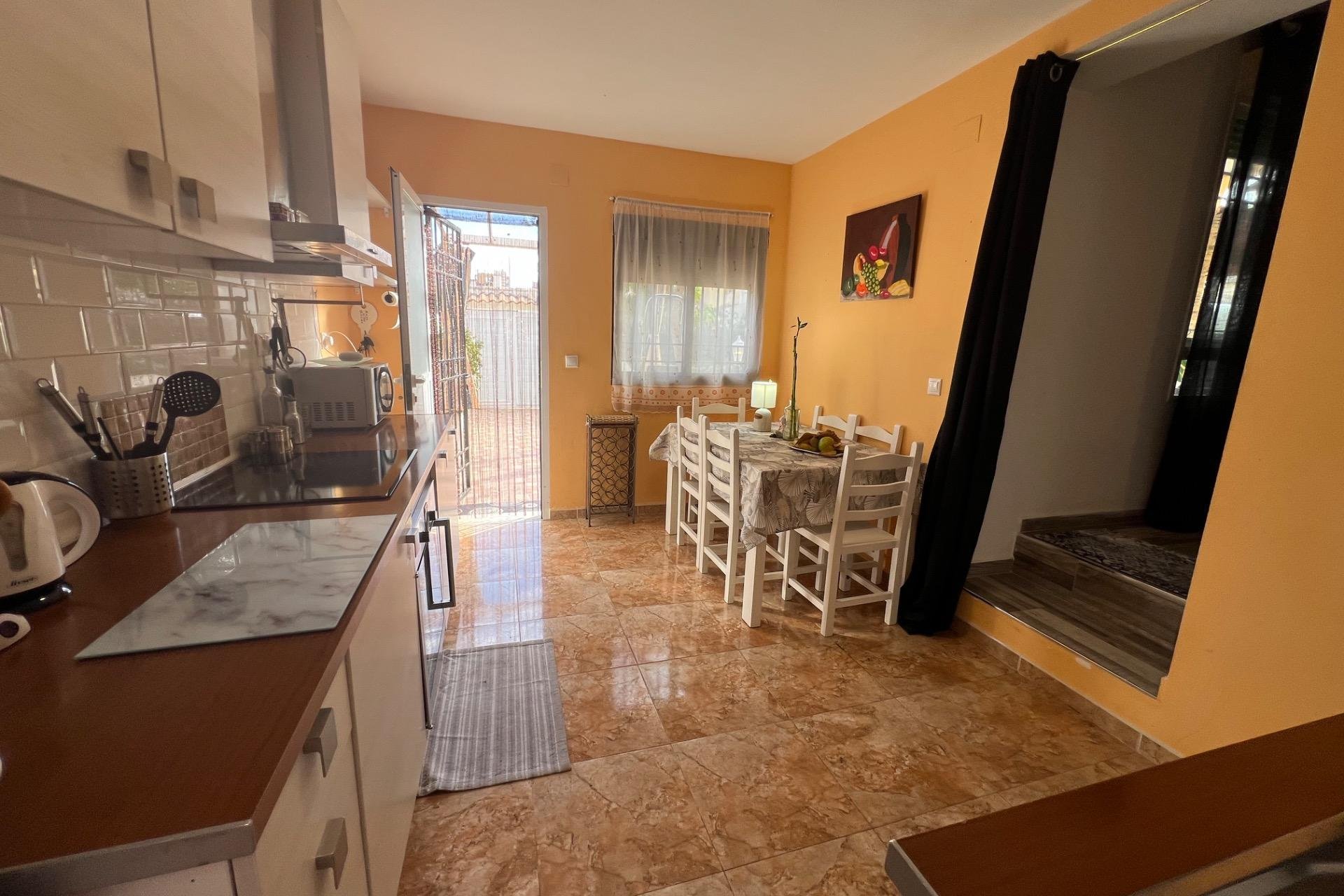 Resale - Chalet - Torrevieja - Aguas Nuevas