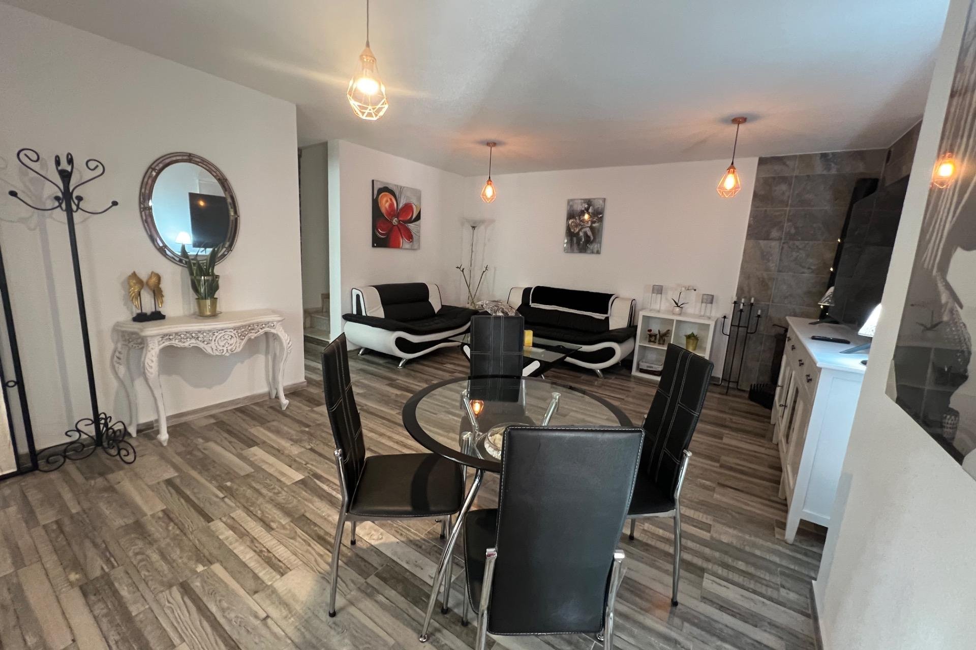 Resale - Chalet - Torrevieja - Aguas Nuevas