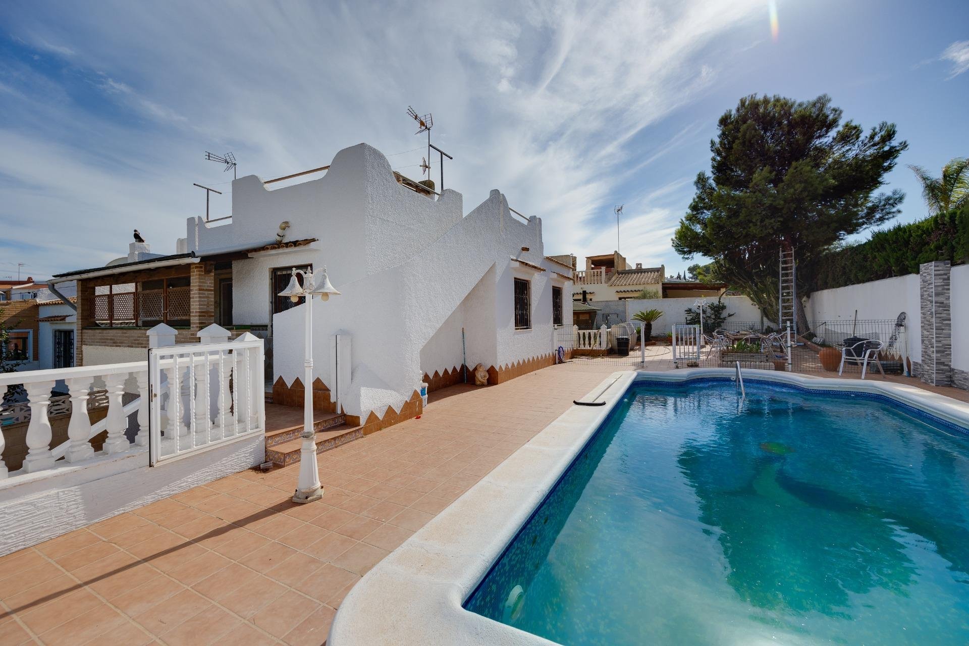 Resale - Chalet - Torrevieja - Los balcones