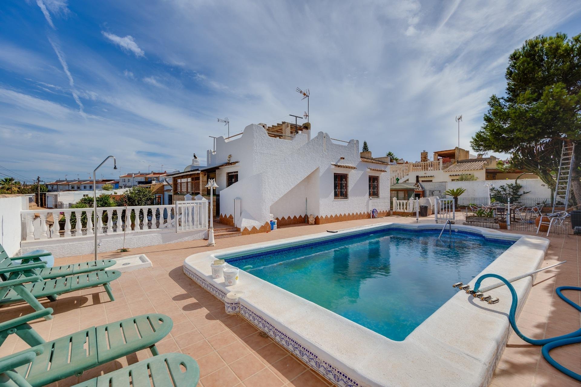 Resale - Chalet - Torrevieja - Los balcones