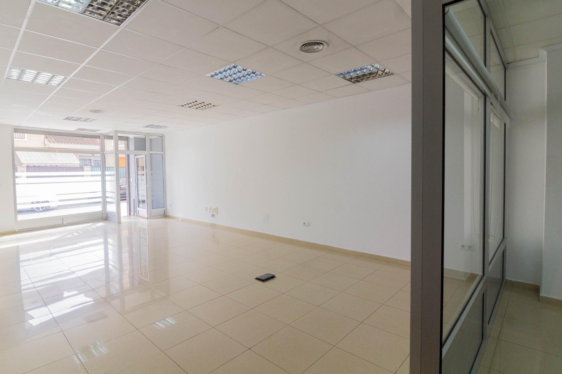 Resale - Local comercial - Redován - Avda. de la libertad