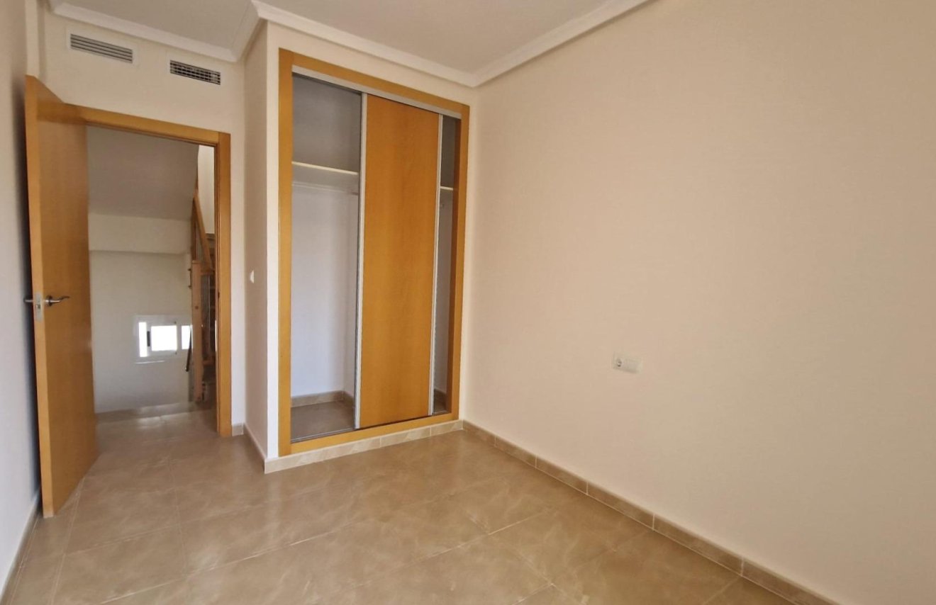 Resale - Casa Tipo Dúplex - Los Montesinos - La herrada