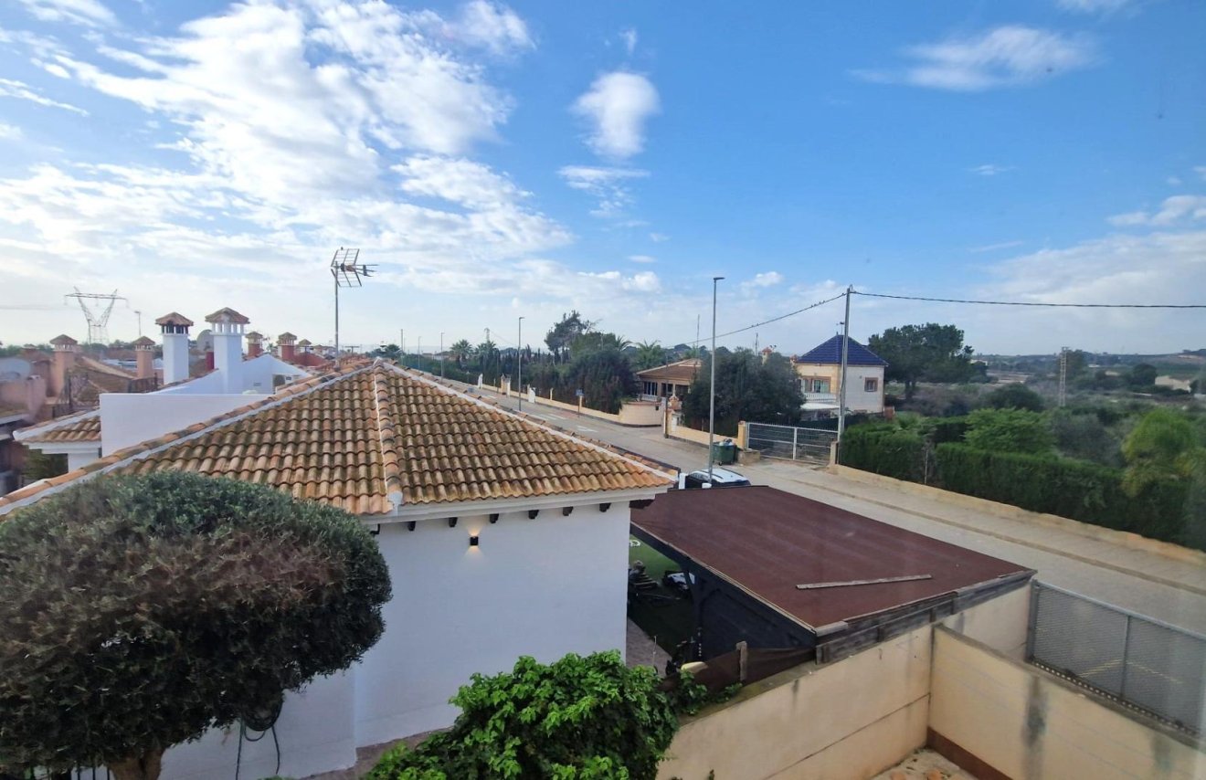 Resale - Casa Tipo Dúplex - Los Montesinos - La herrada