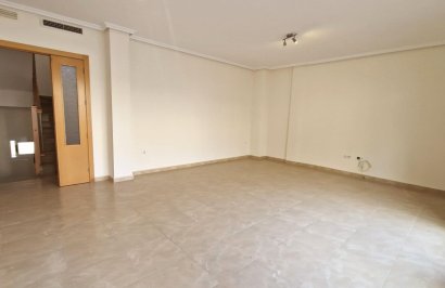 Resale - Casa Tipo Dúplex - Los Montesinos - La herrada