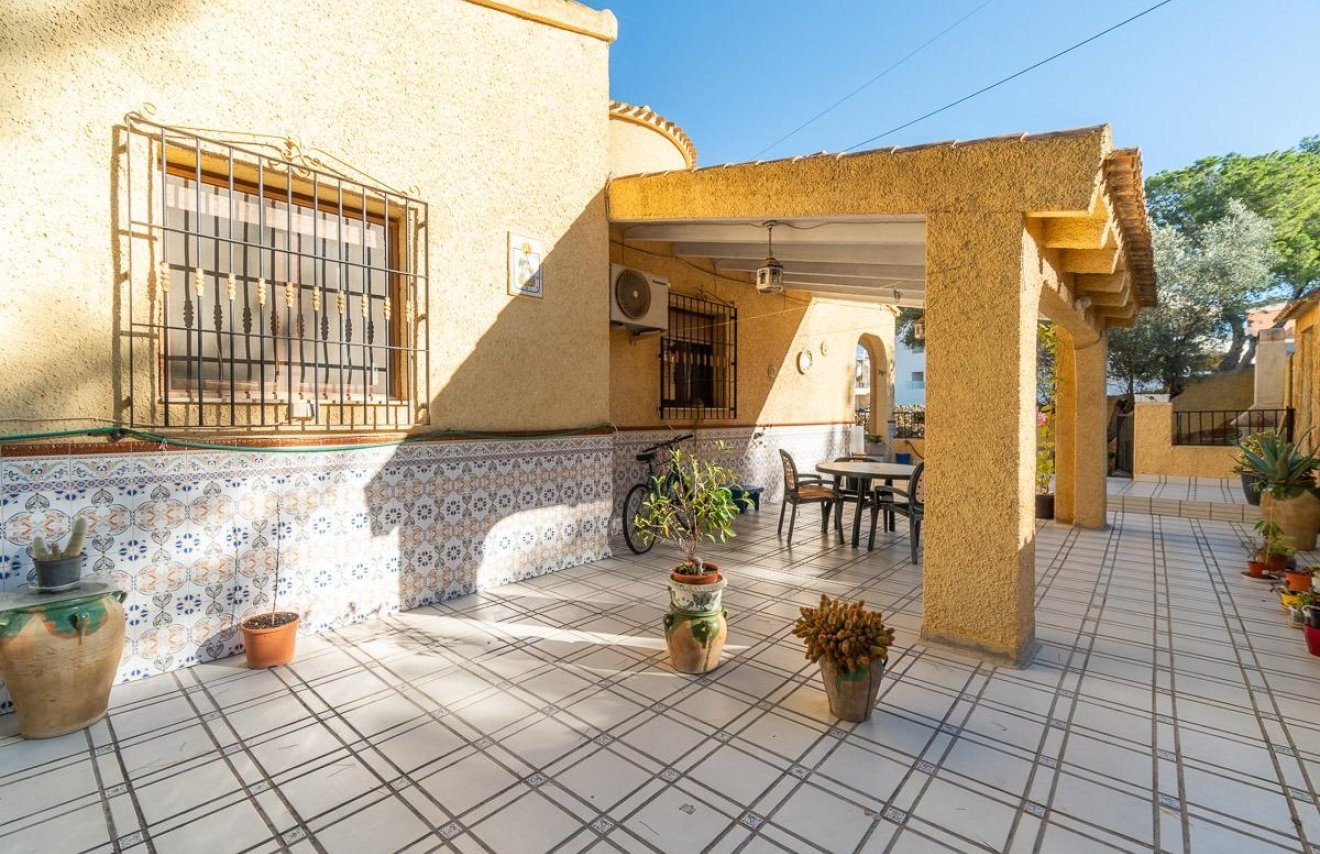 Resale - Chalet - Orihuela Costa - Villamartín