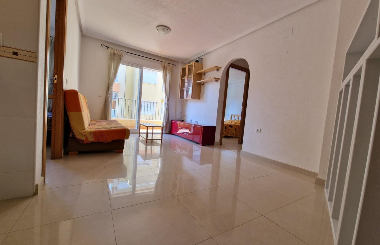 Resale - Apartamento - Torrevieja - Estacion de autobuses