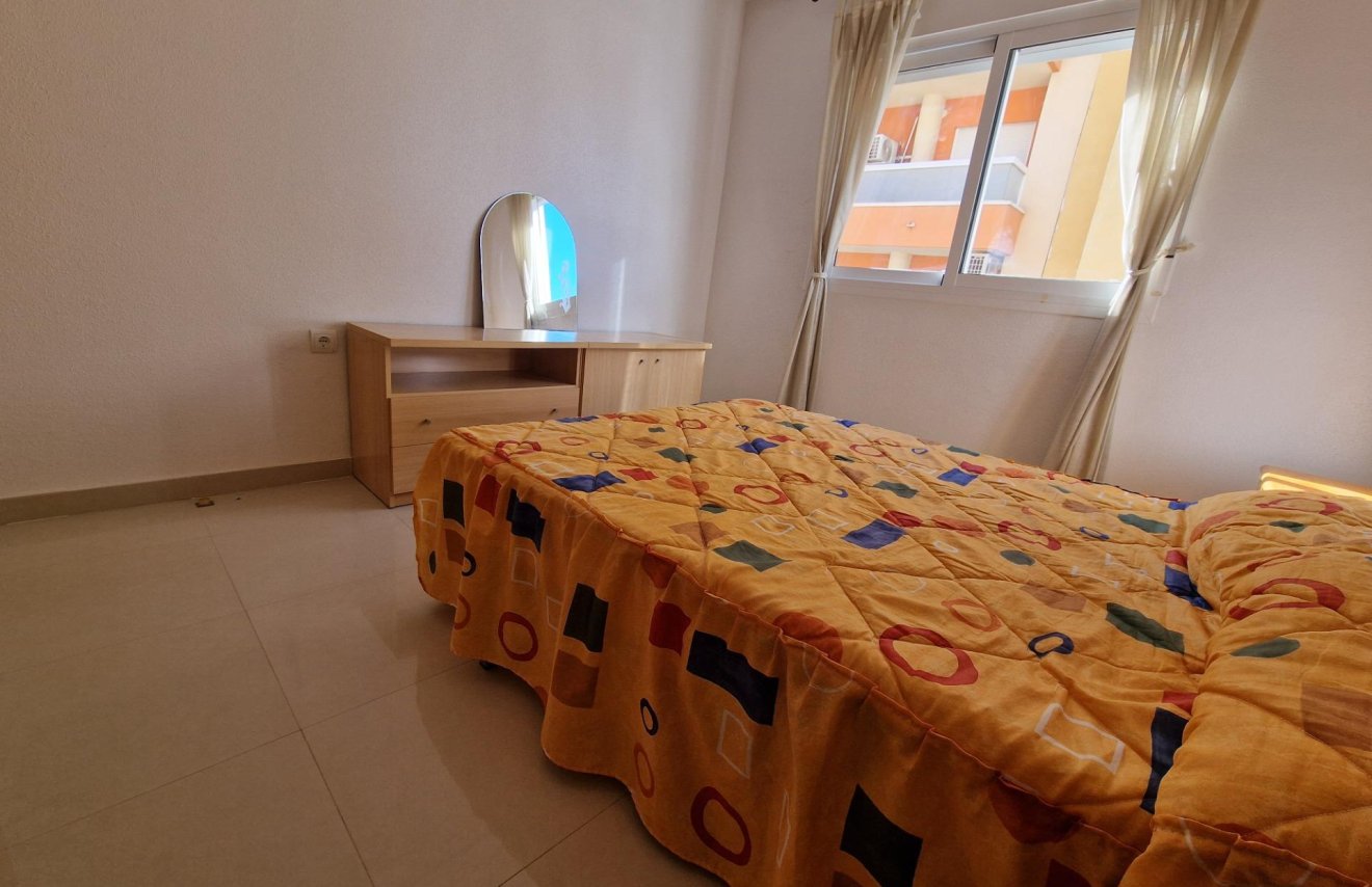 Resale - Apartamento - Torrevieja - Estacion de autobuses