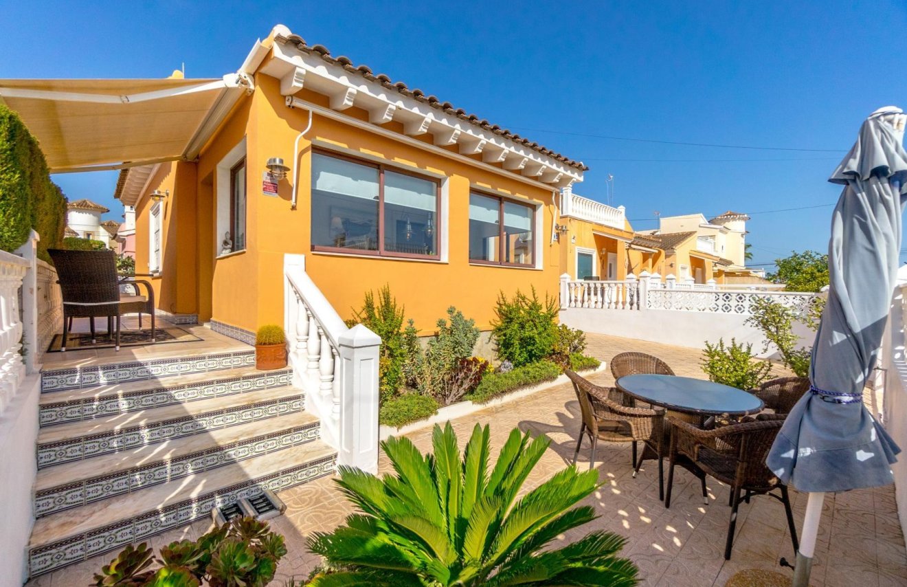 Resale - Chalet - Orihuela Costa - Punta Prima