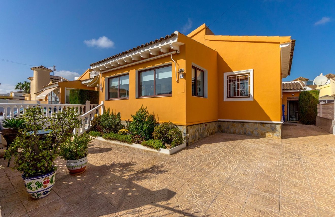 Resale - Chalet - Orihuela Costa - Punta Prima