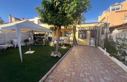 Resale - Chalet - Torrevieja - Aguas Nuevas