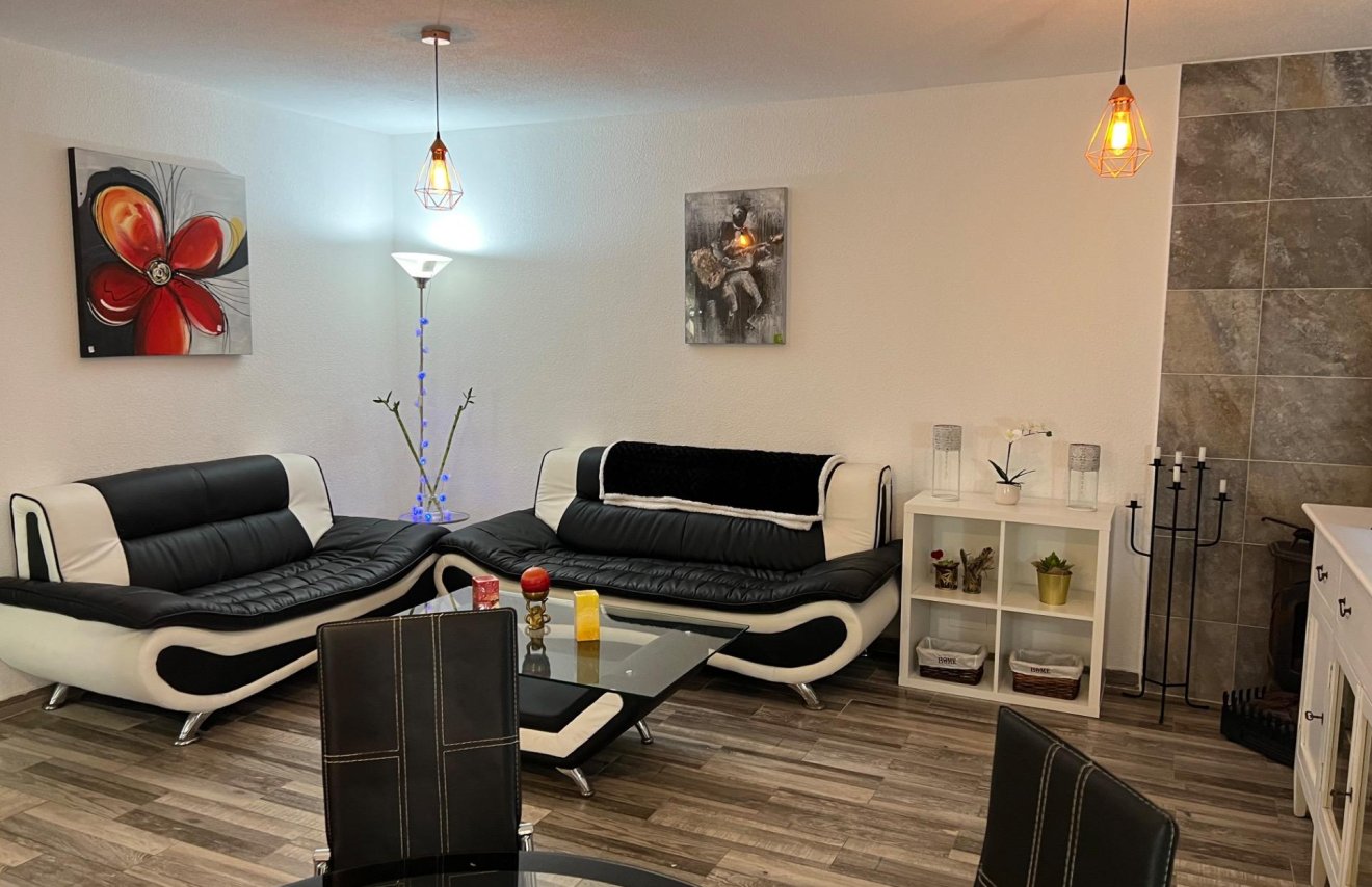 Resale - Chalet - Torrevieja - Aguas Nuevas