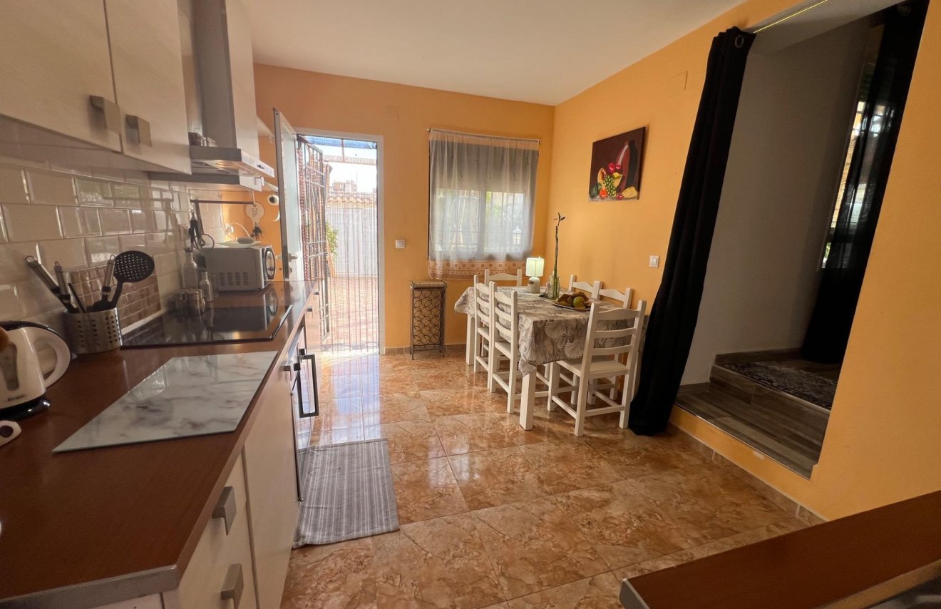 Resale - Chalet - Torrevieja - Aguas Nuevas