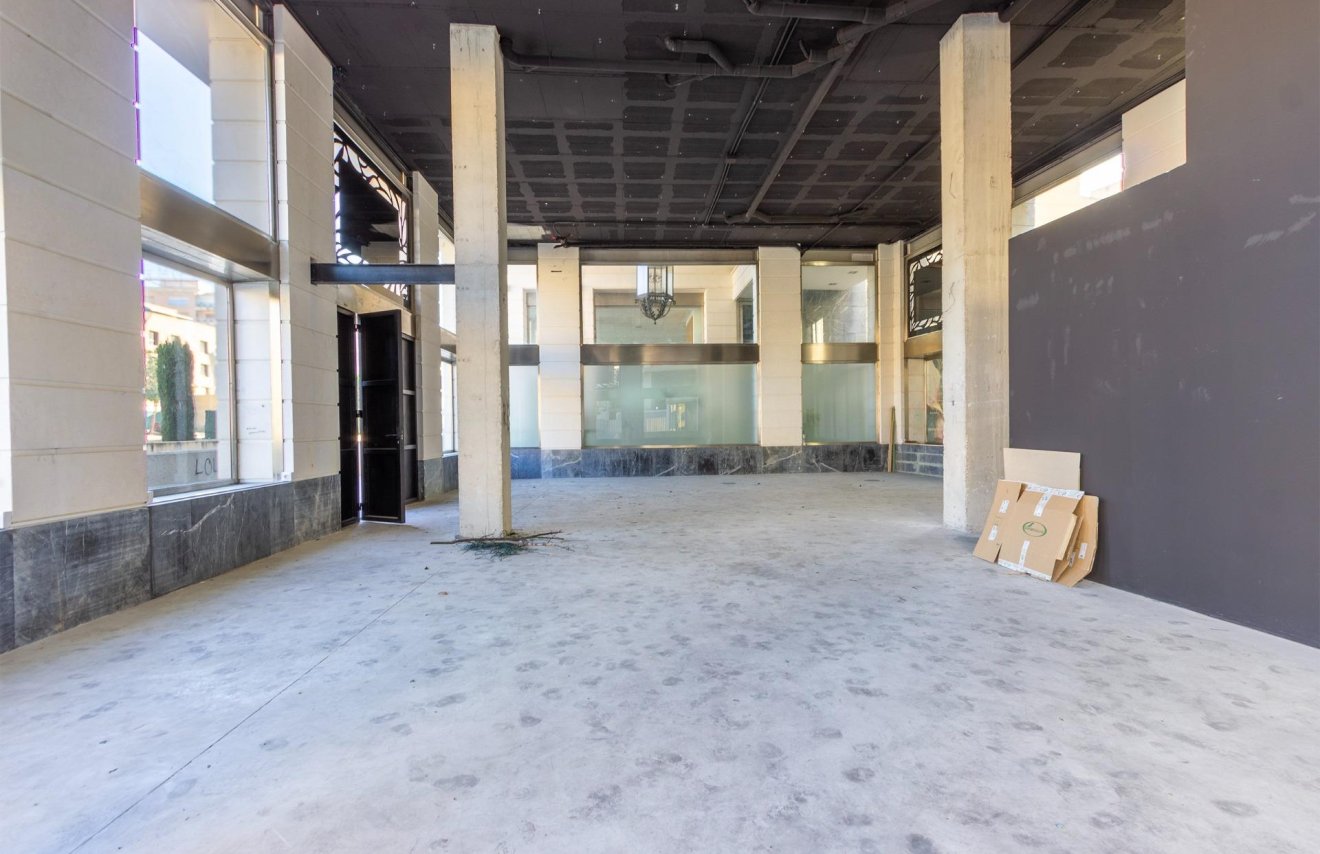 Alquiler a largo plazo - Local comercial - Orihuela - Zona Centro