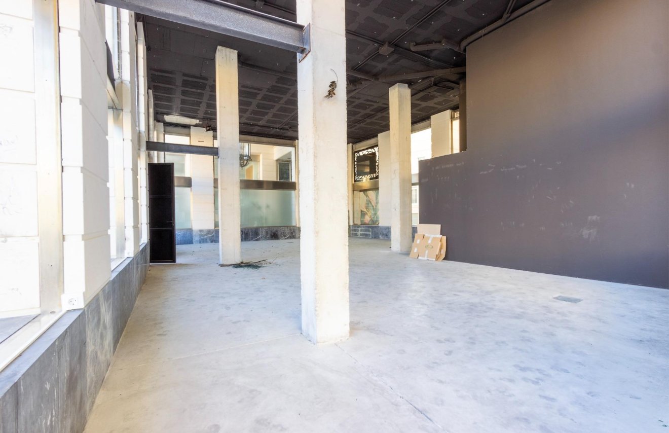 Alquiler a largo plazo - Local comercial - Orihuela - Zona Centro