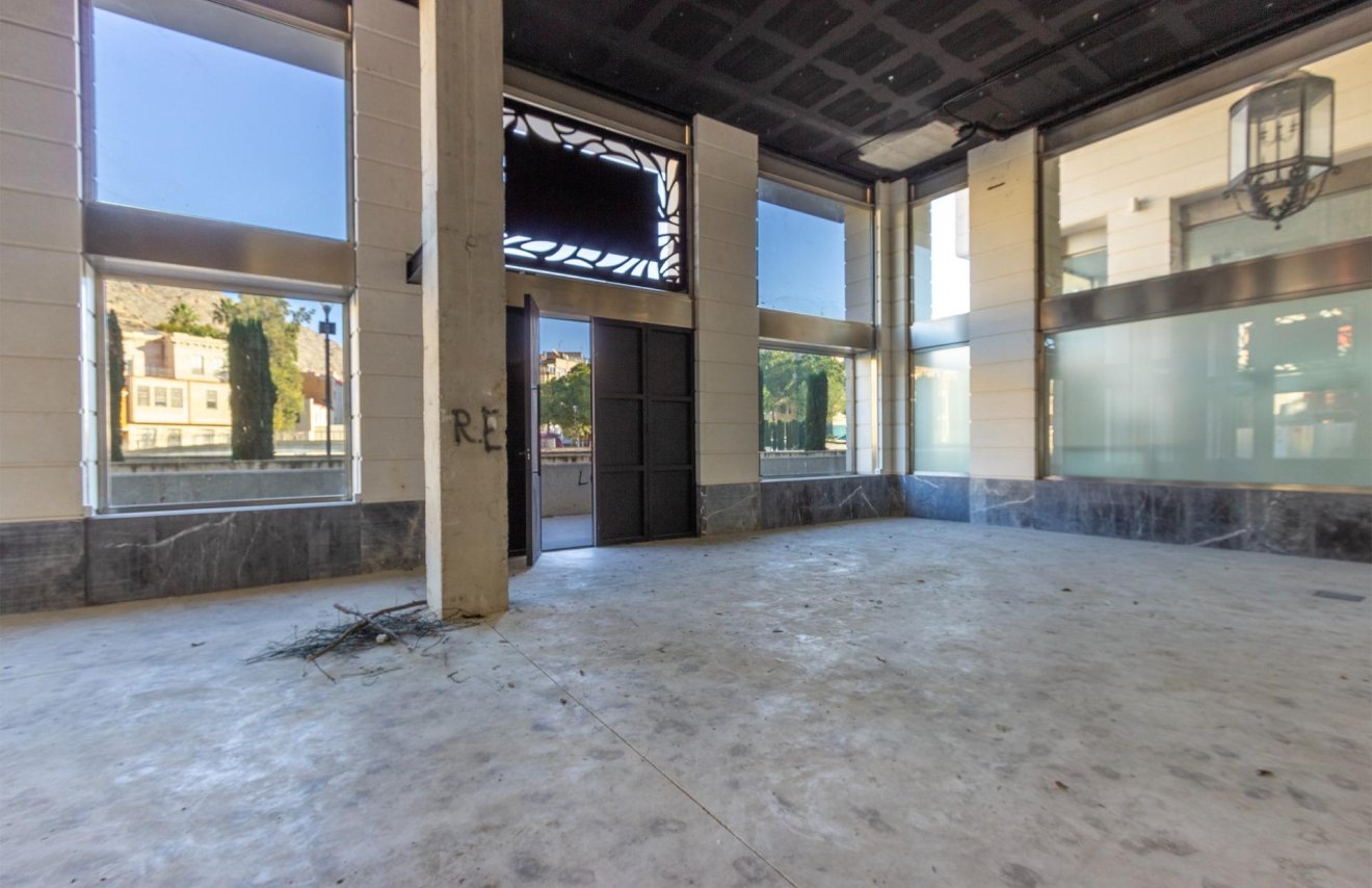 Alquiler a largo plazo - Local comercial - Orihuela - Zona Centro