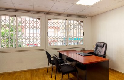 Alquiler a largo plazo - Local comercial - Orihuela - Zona Centro