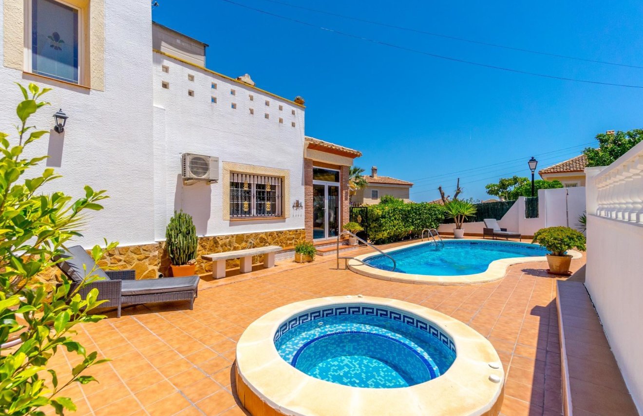 Reventa - Villa - San Miguel de Salinas - Ciudad de las comunicaciones