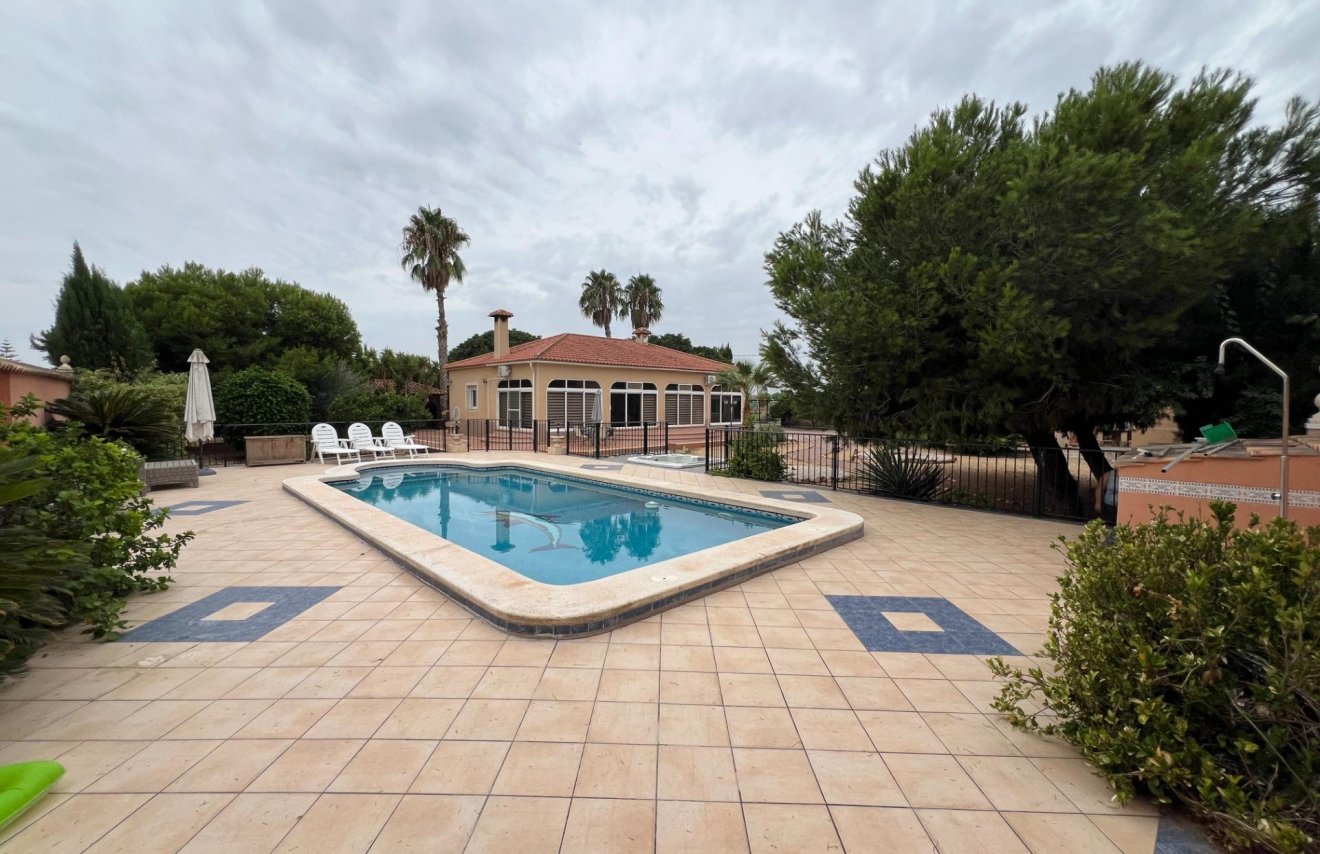 Resale - Villa - Dolores - CMNO. ESCORREDOR