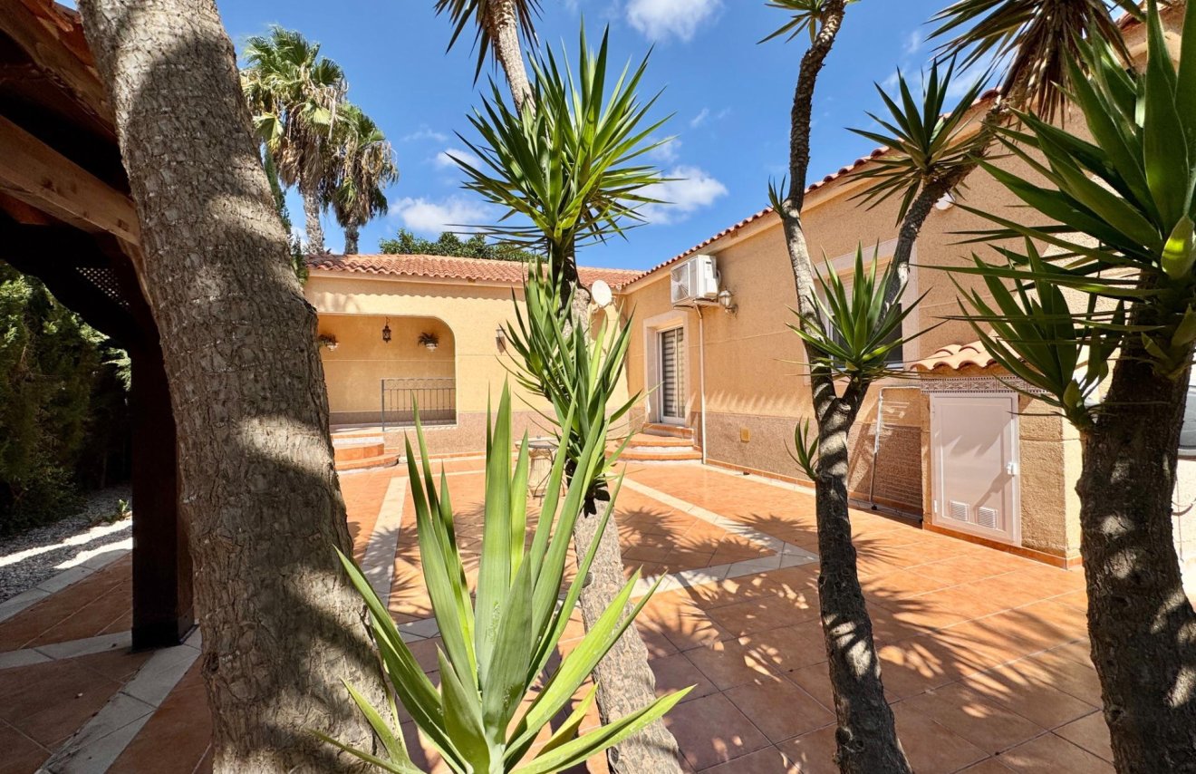 Resale - Villa - Dolores - CMNO. ESCORREDOR