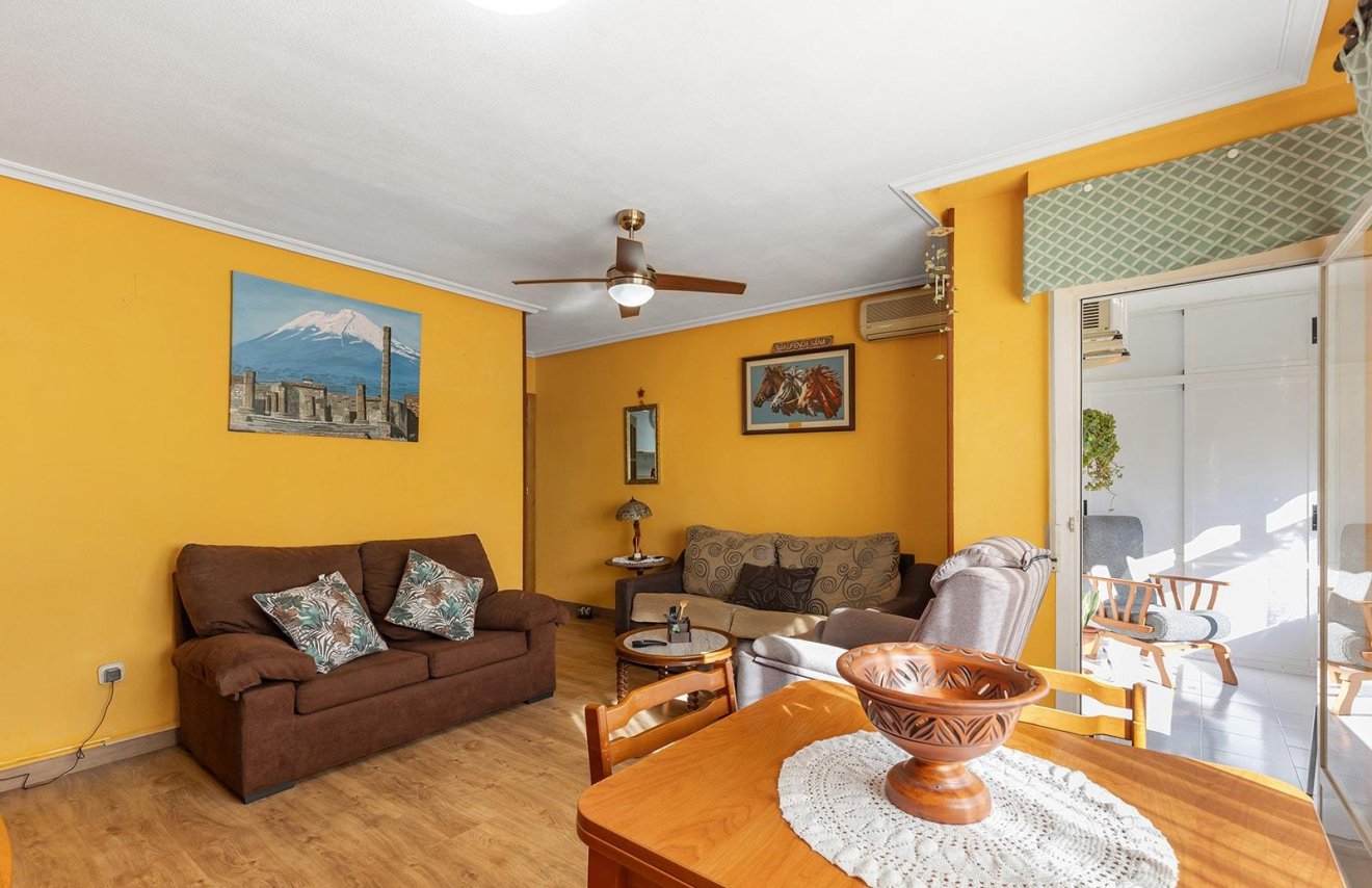 Resale - Apartamento - Torrevieja - Estacion de autobuses