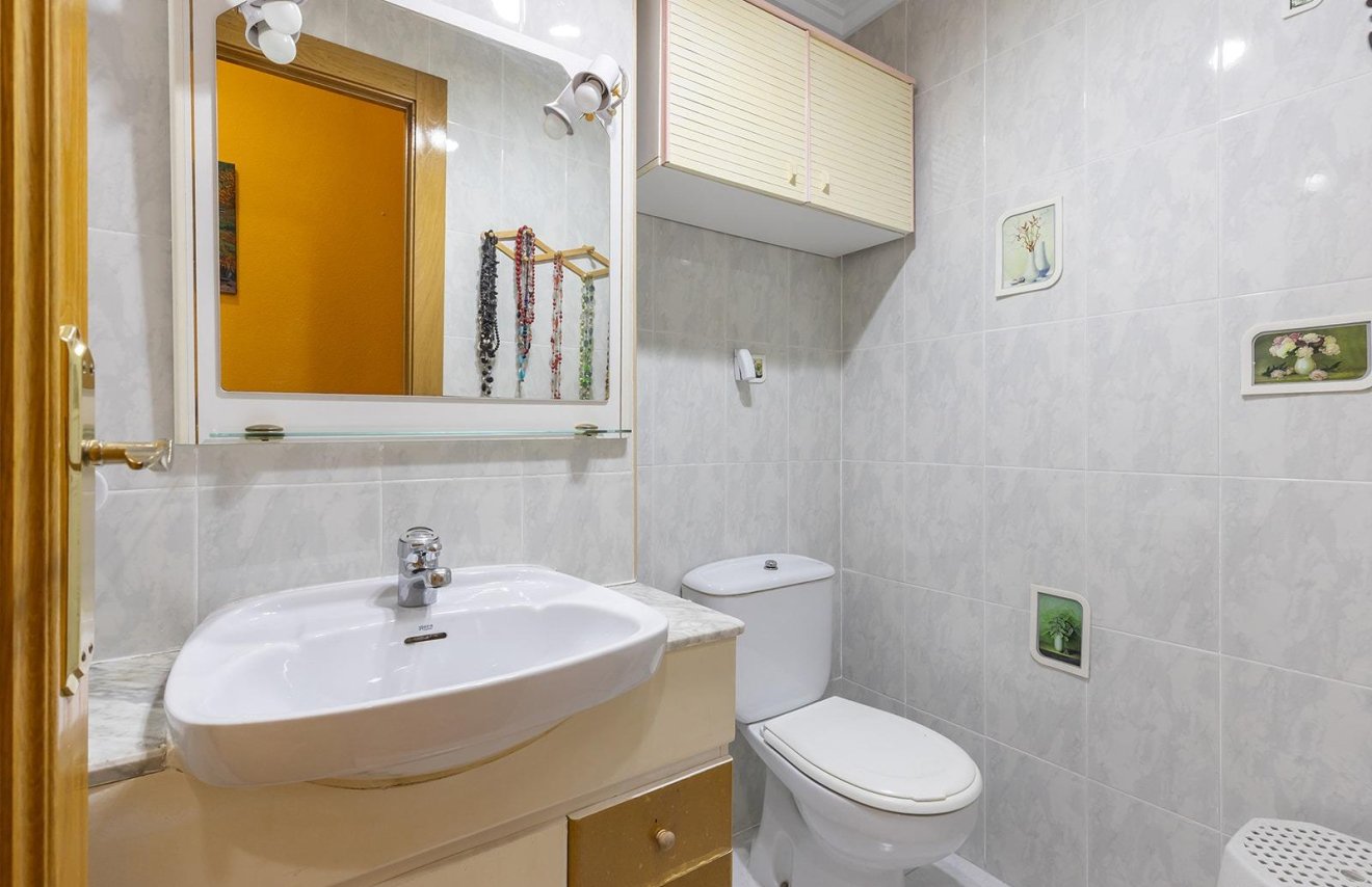 Resale - Apartamento - Torrevieja - Estacion de autobuses