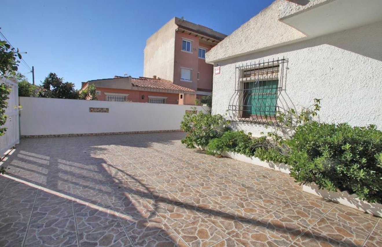 Resale - Chalet - Torrevieja - Los Frutales